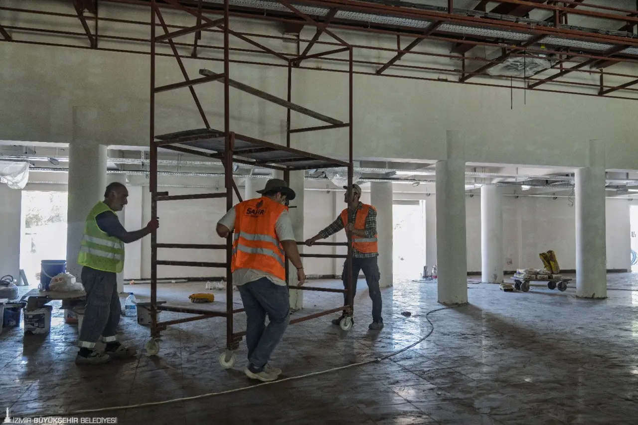 İzmir Büyükşehir Belediyesi, Müzeyyen Senar’dan Zeki Müren’e, Barış Manço’dan Nejat Uygur’a sayısız yıldıza ev sahipliği yapan Göl Gazinosu’nun yenileme çalışmalarında son etaba geldi. Kültürpark’ın simge yapısı, bu ay sonunda kapılarını açacak 94. İzmir Enternasyonal Fuarı’nda sosyal tesis ve Mutfak Müzesi olarak İzmirlilerle kucaklaşmaya hazırlanıyor. 