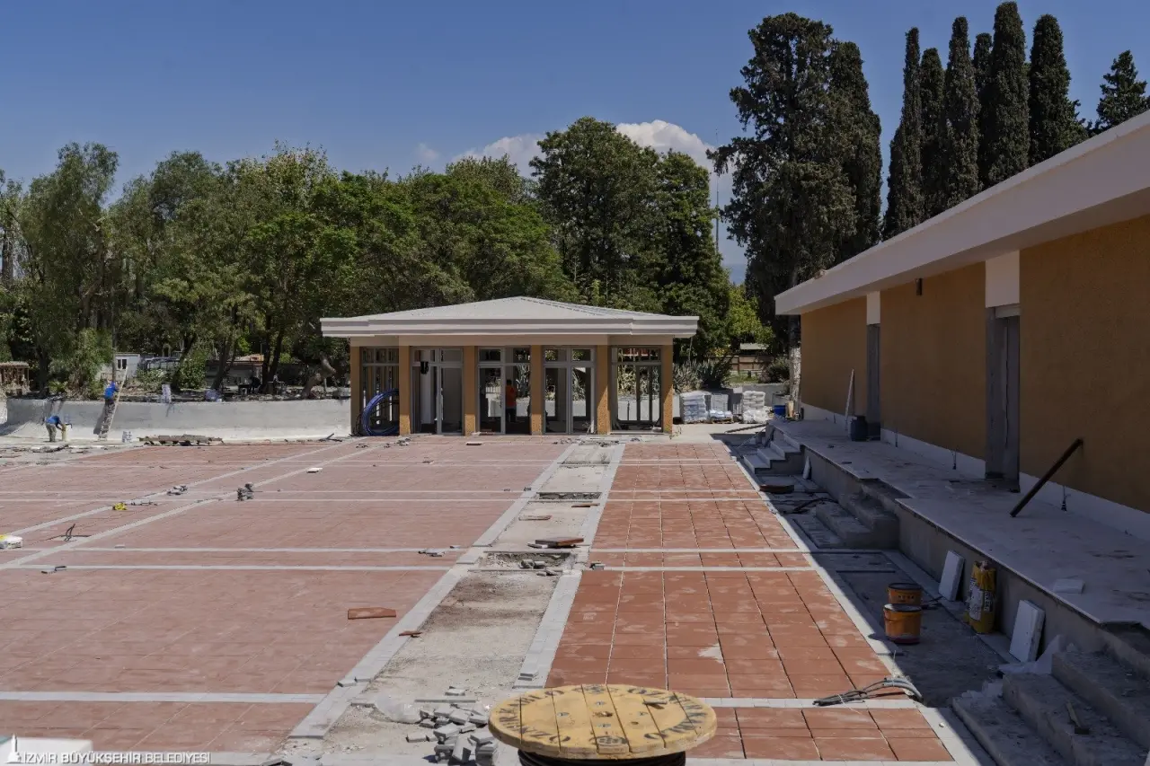 İzmir Büyükşehir Belediyesi, Müzeyyen Senar’dan Zeki Müren’e, Barış Manço’dan Nejat Uygur’a sayısız yıldıza ev sahipliği yapan Göl Gazinosu’nun yenileme çalışmalarında son etaba geldi. Kültürpark’ın simge yapısı, bu ay sonunda kapılarını açacak 94. İzmir Enternasyonal Fuarı’nda sosyal tesis ve Mutfak Müzesi olarak İzmirlilerle kucaklaşmaya hazırlanıyor. 