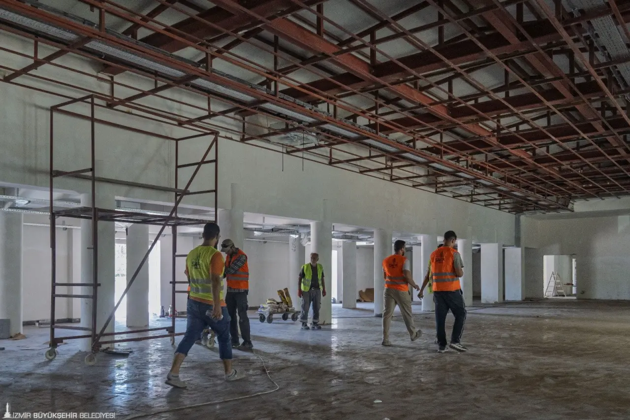 İzmir Büyükşehir Belediyesi, Müzeyyen Senar’dan Zeki Müren’e, Barış Manço’dan Nejat Uygur’a sayısız yıldıza ev sahipliği yapan Göl Gazinosu’nun yenileme çalışmalarında son etaba geldi. Kültürpark’ın simge yapısı, bu ay sonunda kapılarını açacak 94. İzmir Enternasyonal Fuarı’nda sosyal tesis ve Mutfak Müzesi olarak İzmirlilerle kucaklaşmaya hazırlanıyor. 