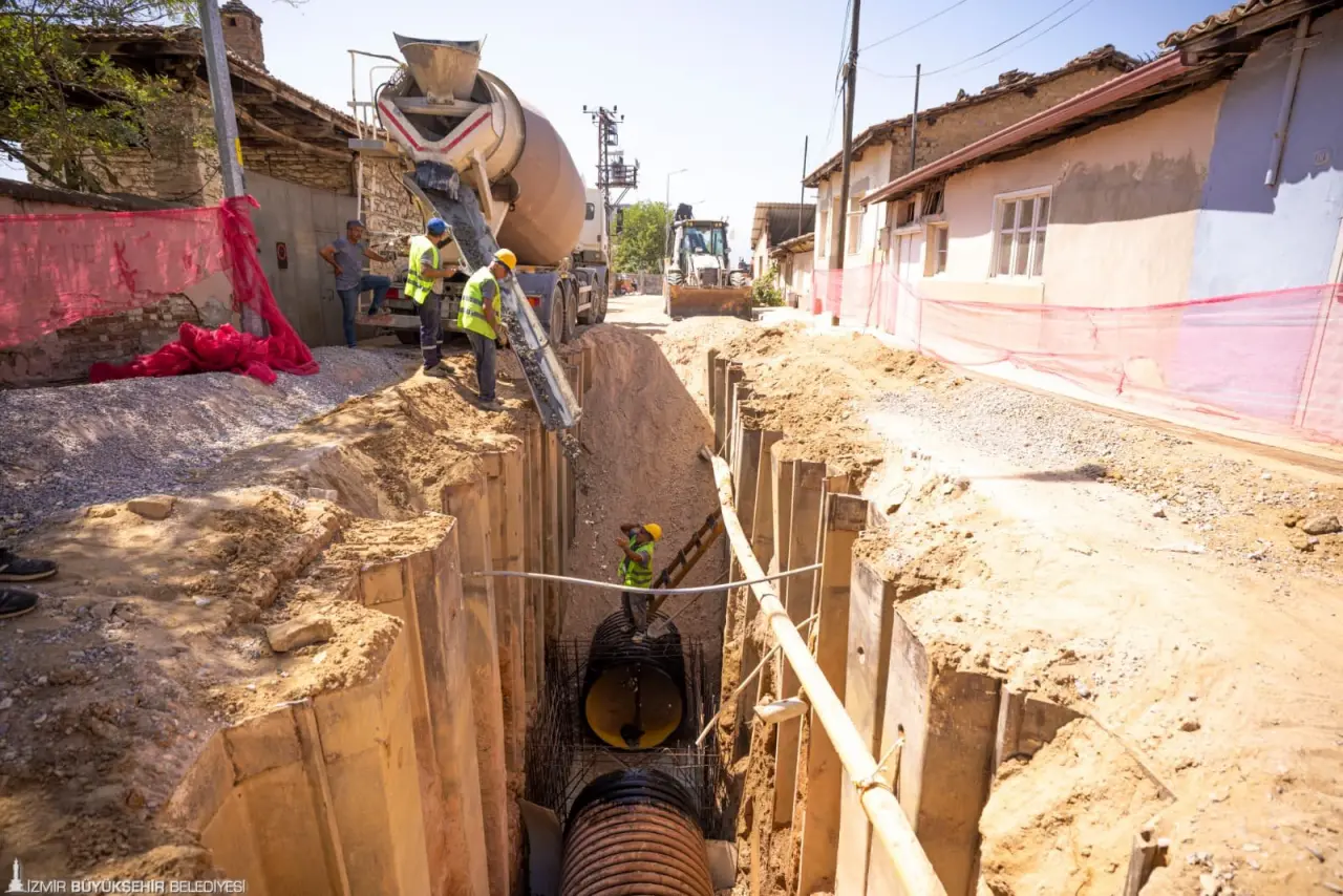 İzmir Büyükşehir Belediyesi, Ödemiş’te yaşanan su taşkınlarını önlemek ve ilçeyi sağlıklı ve kesintisiz suya kavuşturmak için 200 milyon liralık yatırım yapıyor.  
