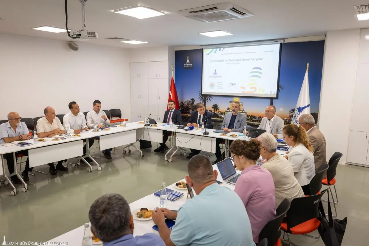 İzmir Büyükşehir Belediye Başkanı Dr. Cemil Tugay, İzmir’deki 22 ilçenin ziraat odaları temsilcileriyle buluştu. Toplantıda iklim krizinin etkilerinden biri olan kuraklığın, tarım ve hayvancılık sektörü üzerindeki olumsuz etkilerine dikkat çeken Başkan Tugay, sağlıklı gıdaya erişimin aksamaması iş birliği içinde çalışmak gerektiğini söyledi.