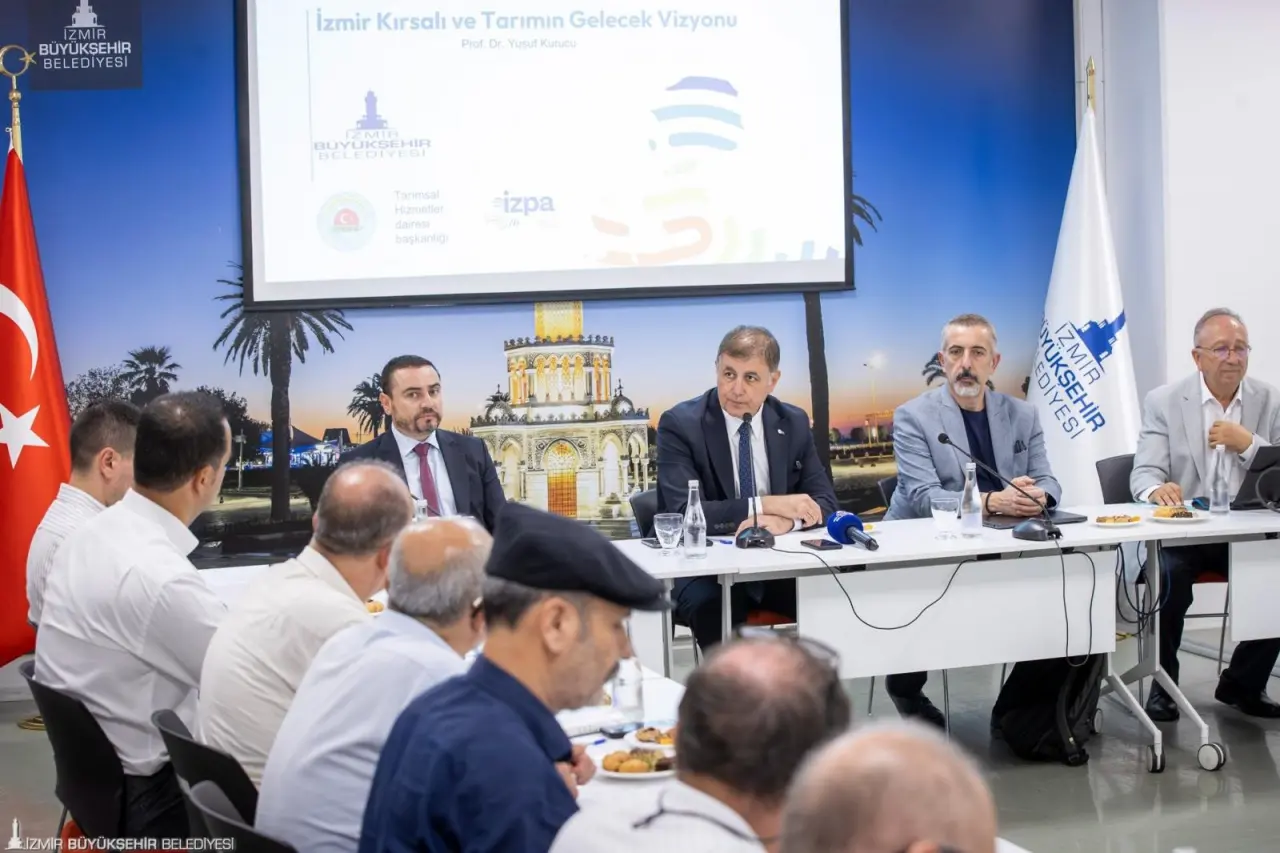 İzmir Büyükşehir Belediye Başkanı Dr. Cemil Tugay, İzmir’deki 22 ilçenin ziraat odaları temsilcileriyle buluştu. Toplantıda iklim krizinin etkilerinden biri olan kuraklığın, tarım ve hayvancılık sektörü üzerindeki olumsuz etkilerine dikkat çeken Başkan Tugay, sağlıklı gıdaya erişimin aksamaması iş birliği içinde çalışmak gerektiğini söyledi.
