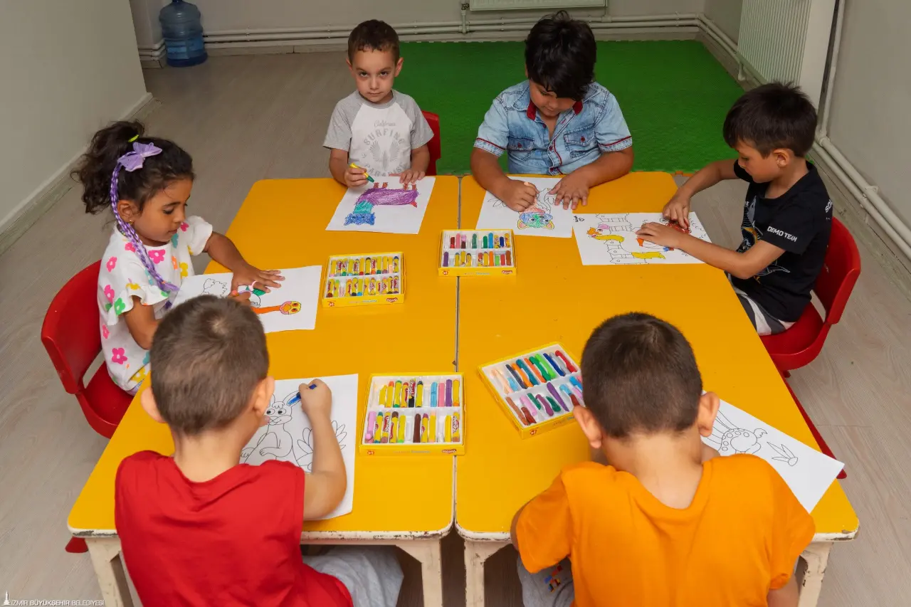 İzmir Büyükşehir Belediyesi Yuvamız İzmir Çocuk Etkinlik Merkezleri, 2025-2026 eğitim öğretim dönemini 15 ilçede, 22 farklı noktada başlattı. Bu yıl 36-66 ay arası bin 698 çocuğun hizmet alacağı Yuvamız İzmir’in aylık ücretleri ise İzmir Büyükşehir Belediye Başkanı Dr. Cemil Tugay tarafından 4 bin TL’ye düşürüldü. Yapılan indirimi memnuniyetle karşılayan ebeveynler, “Zam beklerken indirim oldu” diyerek Başkan Tugay’a teşekkür etti.