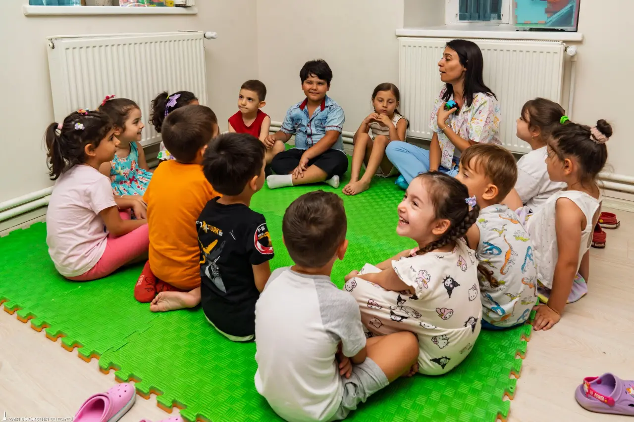 İzmir Büyükşehir Belediyesi Yuvamız İzmir Çocuk Etkinlik Merkezleri, 2025-2026 eğitim öğretim dönemini 15 ilçede, 22 farklı noktada başlattı. Bu yıl 36-66 ay arası bin 698 çocuğun hizmet alacağı Yuvamız İzmir’in aylık ücretleri ise İzmir Büyükşehir Belediye Başkanı Dr. Cemil Tugay tarafından 4 bin TL’ye düşürüldü. Yapılan indirimi memnuniyetle karşılayan ebeveynler, “Zam beklerken indirim oldu” diyerek Başkan Tugay’a teşekkür etti.