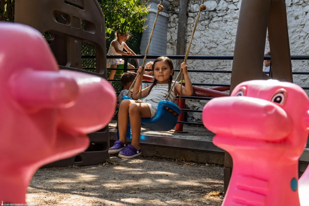 İzmir Büyükşehir Belediyesi Yuvamız İzmir Çocuk Etkinlik Merkezleri, 2025-2026 eğitim öğretim dönemini 15 ilçede, 22 farklı noktada başlattı. Bu yıl 36-66 ay arası bin 698 çocuğun hizmet alacağı Yuvamız İzmir’in aylık ücretleri ise İzmir Büyükşehir Belediye Başkanı Dr. Cemil Tugay tarafından 4 bin TL’ye düşürüldü. Yapılan indirimi memnuniyetle karşılayan ebeveynler, “Zam beklerken indirim oldu” diyerek Başkan Tugay’a teşekkür etti.