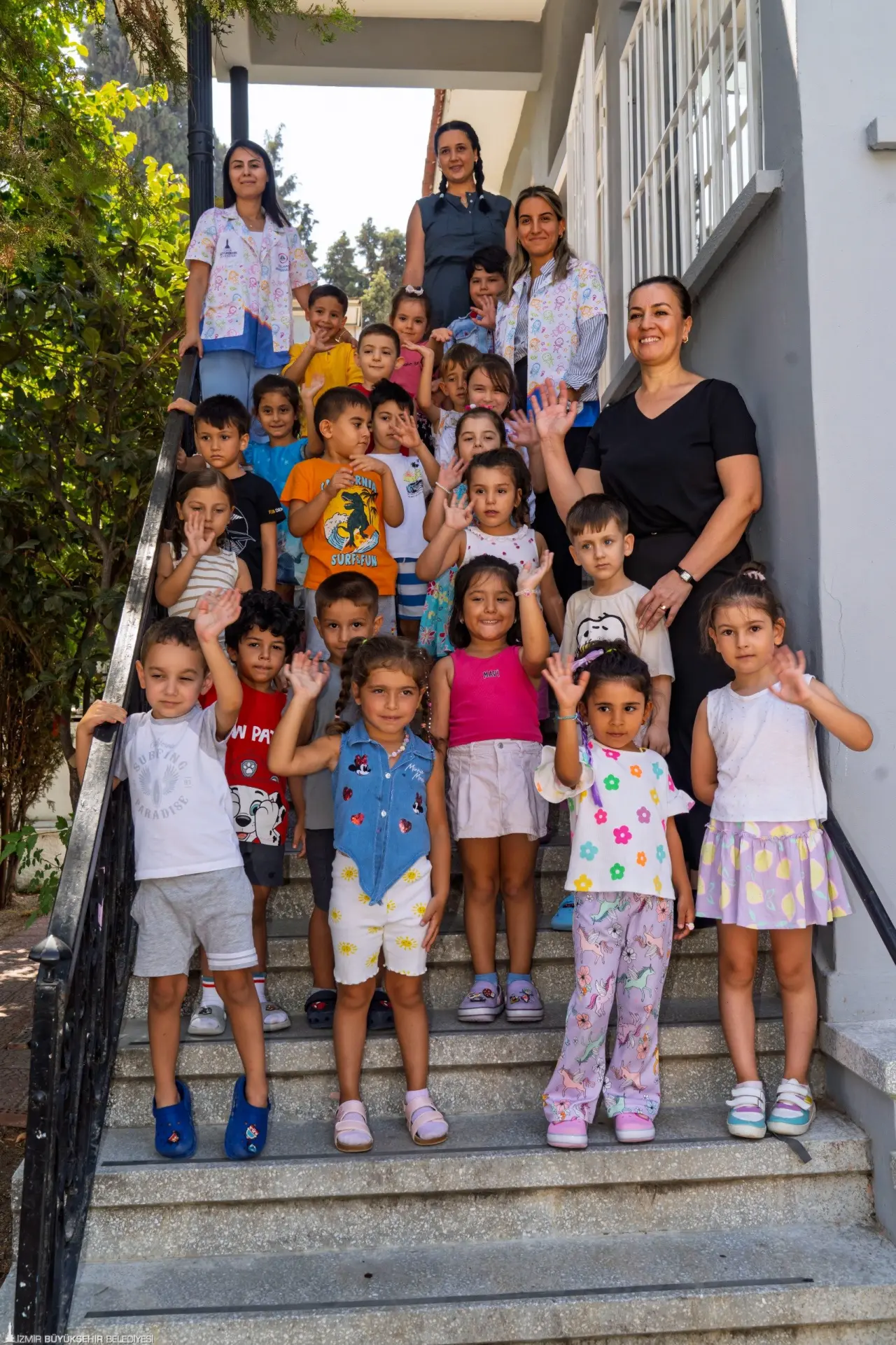 İzmir Büyükşehir Belediyesi Yuvamız İzmir Çocuk Etkinlik Merkezleri, 2025-2026 eğitim öğretim dönemini 15 ilçede, 22 farklı noktada başlattı. Bu yıl 36-66 ay arası bin 698 çocuğun hizmet alacağı Yuvamız İzmir’in aylık ücretleri ise İzmir Büyükşehir Belediye Başkanı Dr. Cemil Tugay tarafından 4 bin TL’ye düşürüldü. Yapılan indirimi memnuniyetle karşılayan ebeveynler, “Zam beklerken indirim oldu” diyerek Başkan Tugay’a teşekkür etti.