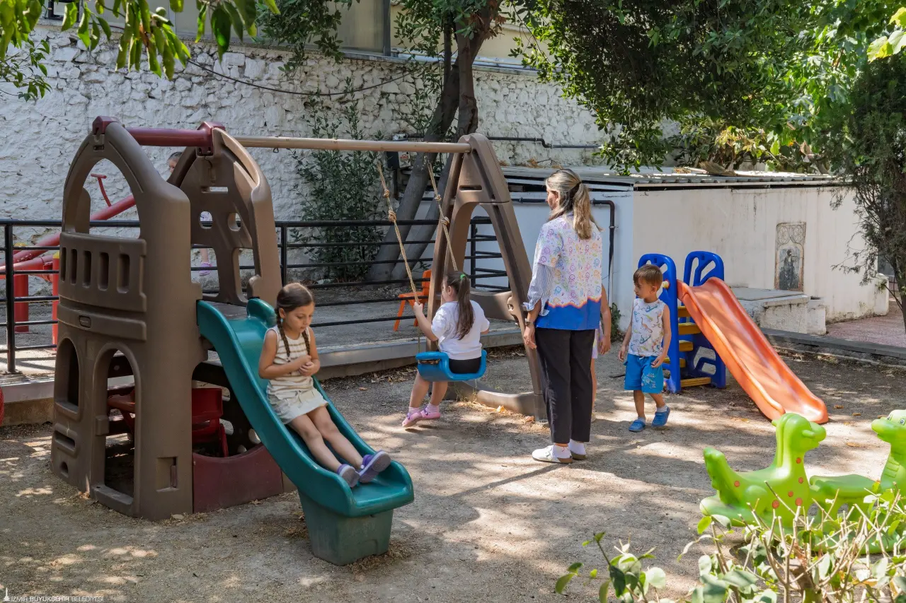 İzmir Büyükşehir Belediyesi Yuvamız İzmir Çocuk Etkinlik Merkezleri, 2025-2026 eğitim öğretim dönemini 15 ilçede, 22 farklı noktada başlattı. Bu yıl 36-66 ay arası bin 698 çocuğun hizmet alacağı Yuvamız İzmir’in aylık ücretleri ise İzmir Büyükşehir Belediye Başkanı Dr. Cemil Tugay tarafından 4 bin TL’ye düşürüldü. Yapılan indirimi memnuniyetle karşılayan ebeveynler, “Zam beklerken indirim oldu” diyerek Başkan Tugay’a teşekkür etti.