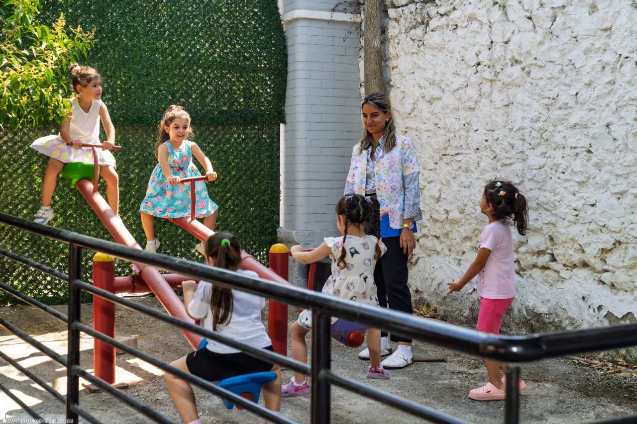 İzmir Büyükşehir Belediyesi Yuvamız İzmir Çocuk Etkinlik Merkezleri, 2025-2026 eğitim öğretim dönemini 15 ilçede, 22 farklı noktada başlattı. Bu yıl 36-66 ay arası bin 698 çocuğun hizmet alacağı Yuvamız İzmir’in aylık ücretleri ise İzmir Büyükşehir Belediye Başkanı Dr. Cemil Tugay tarafından 4 bin TL’ye düşürüldü. Yapılan indirimi memnuniyetle karşılayan ebeveynler, “Zam beklerken indirim oldu” diyerek Başkan Tugay’a teşekkür etti.