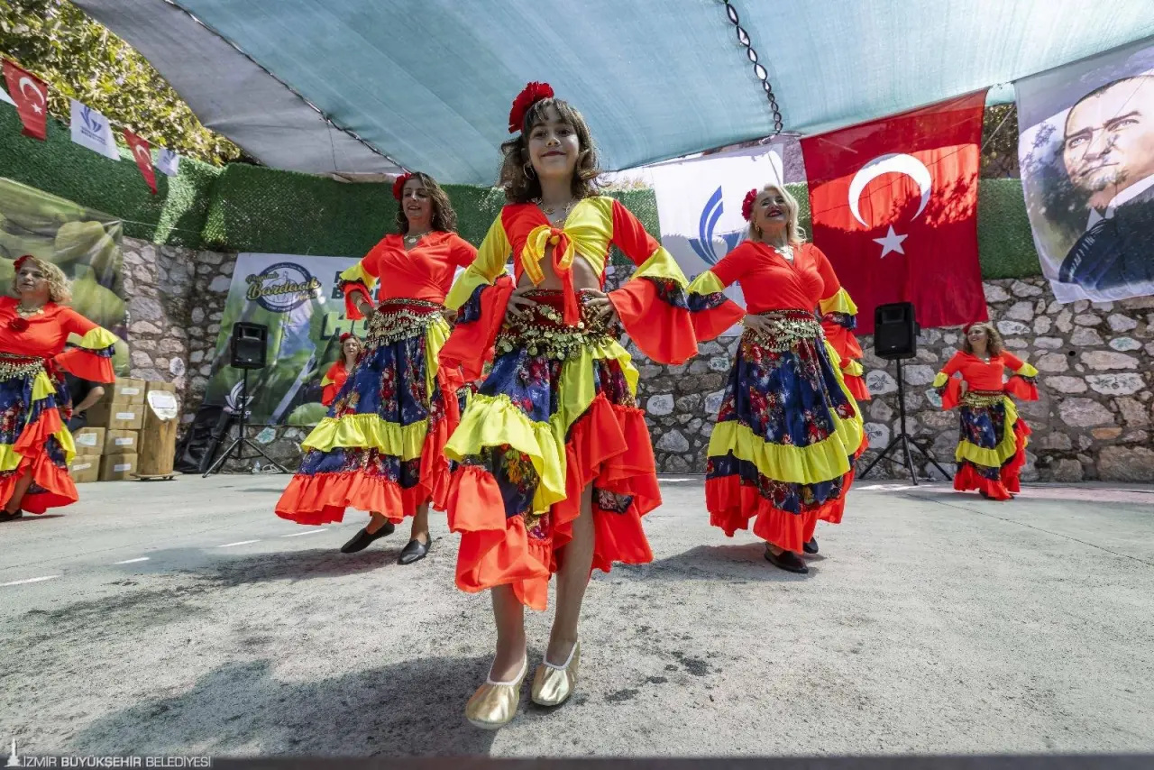 İzmir Büyükşehir Belediye Başkanı Dr. Cemil Tugay, Güzelbahçe Belediyesi tarafından bu yıl 11'inci kez düzenlenen Payamlı Bardacık Festivali'ne katıldı