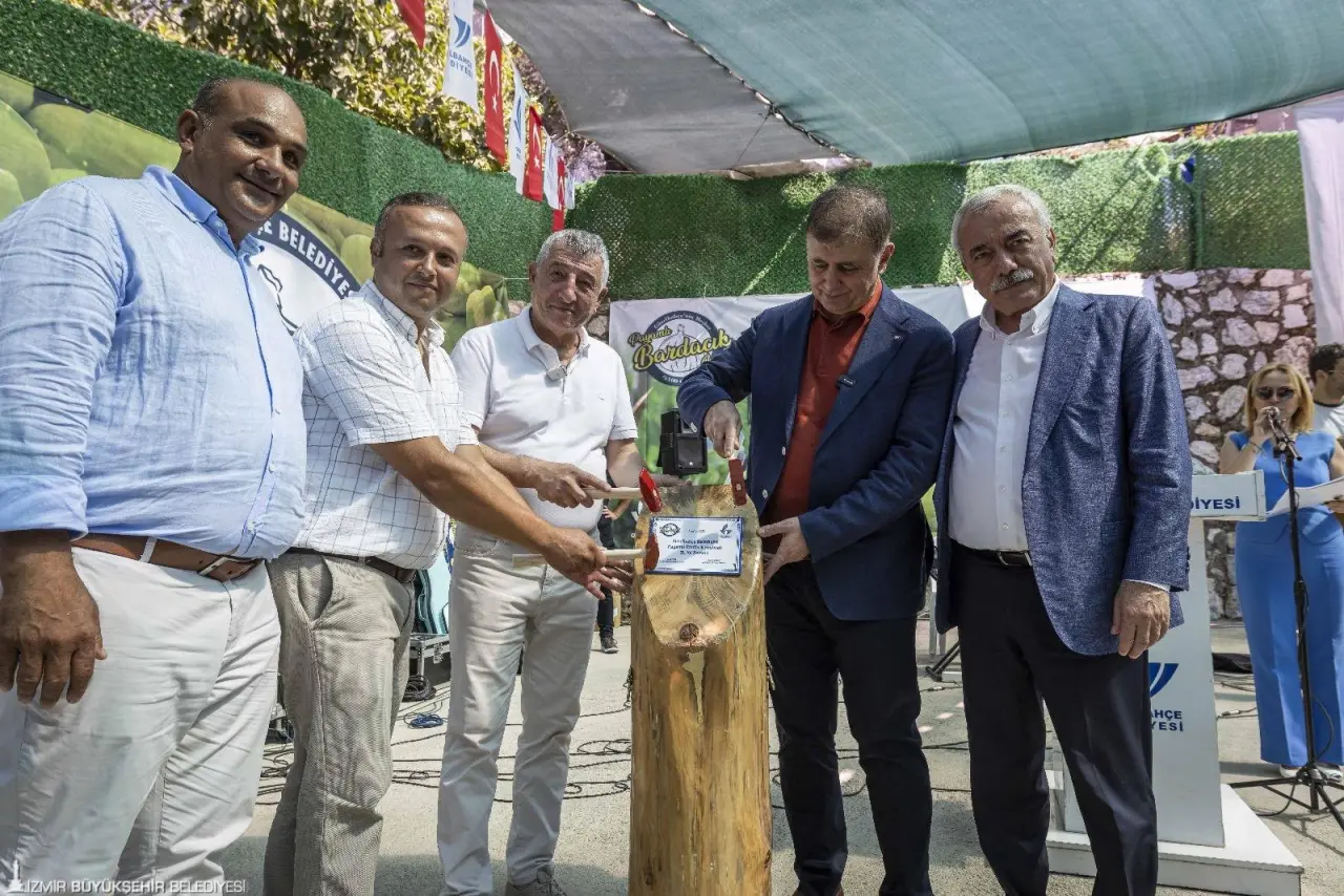 İzmir Büyükşehir Belediye Başkanı Dr. Cemil Tugay, Güzelbahçe Belediyesi tarafından bu yıl 11'inci kez düzenlenen Payamlı Bardacık Festivali'ne katıldı