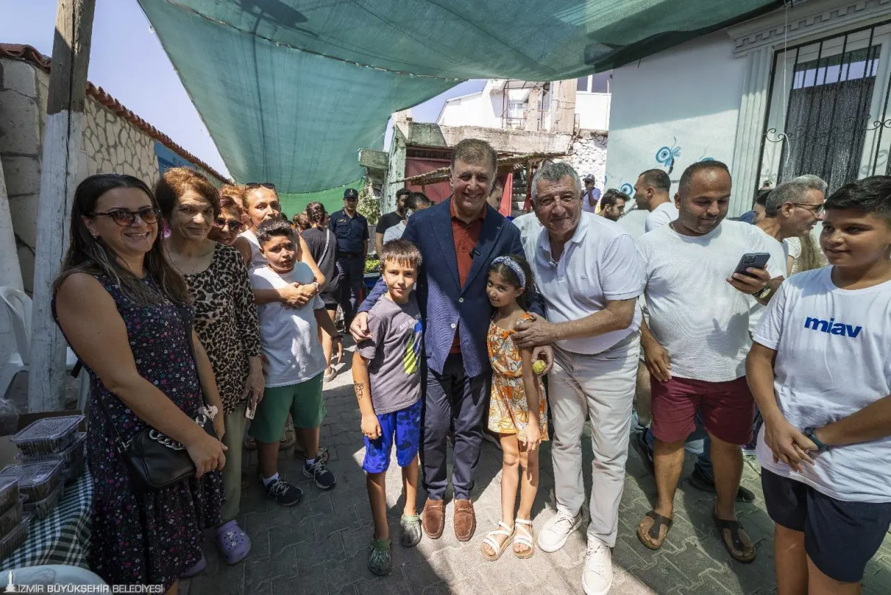 İzmir Büyükşehir Belediye Başkanı Dr. Cemil Tugay, Güzelbahçe Belediyesi tarafından bu yıl 11'inci kez düzenlenen Payamlı Bardacık Festivali'ne katıldı