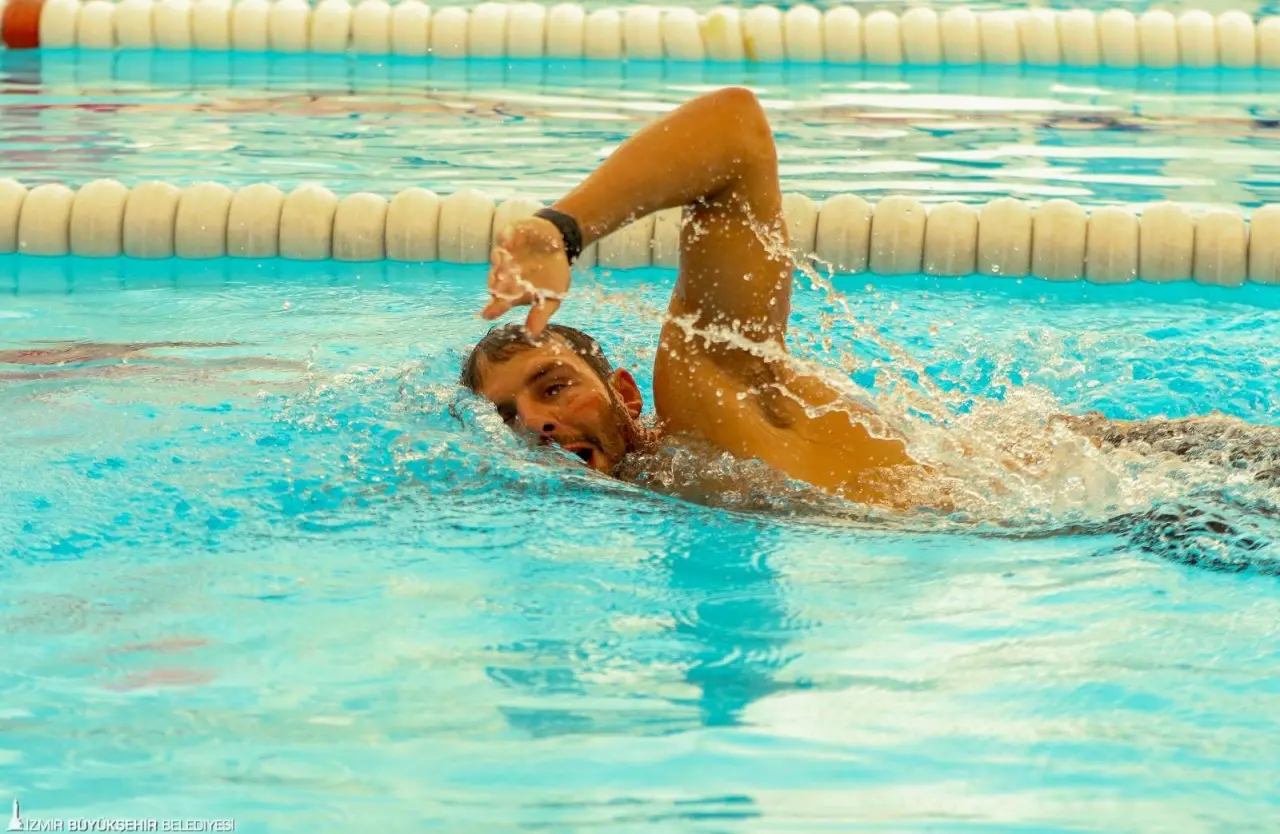 İzmir Büyükşehir Belediyesi Spor Kulübü’nün “Okyanuslar Fatihi” olarak tanınan ultra maraton yüzücüsü Emre Erdoğan, başarılarına bir yenisini daha eklemek için İngiltere’ye gidecek. Kuzey Kanalı’nı geçerek tarih yazmayı deneyecek Emre Erdoğan, İzmir’e güzel bir iz bırakmak hedefinde olduğunu belirtti.