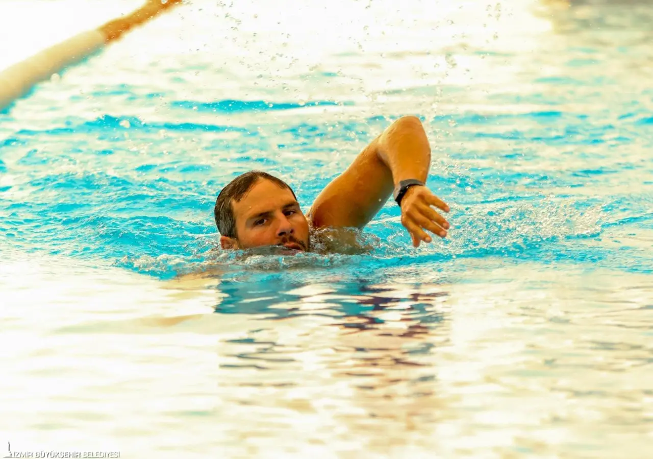İzmir Büyükşehir Belediyesi Spor Kulübü’nün “Okyanuslar Fatihi” olarak tanınan ultra maraton yüzücüsü Emre Erdoğan, başarılarına bir yenisini daha eklemek için İngiltere’ye gidecek. Kuzey Kanalı’nı geçerek tarih yazmayı deneyecek Emre Erdoğan, İzmir’e güzel bir iz bırakmak hedefinde olduğunu belirtti.