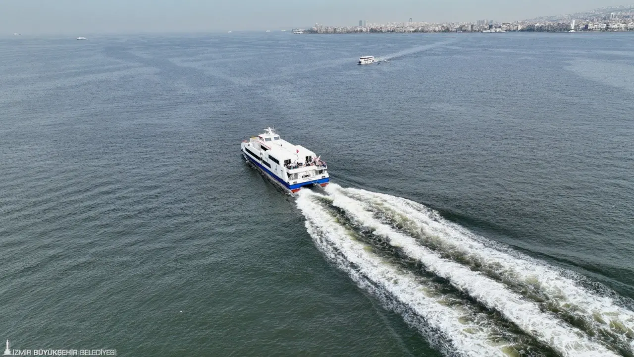 İzmir Büyükşehir Belediyesi’nin denizcilik işletmesini yapan iştiraki İZDENİZ AŞ, yolcularını Ege Adaları ile buluşturmaya devam ediyor. Alsancak Limanı’ndan Midilli, Çeşme’den Sakız ve Seferihisar’dan Samos’a seferler sürüyor. Seferlerin biletleri bilet.izdeniz.com.tr adresinden satın alınıyor.