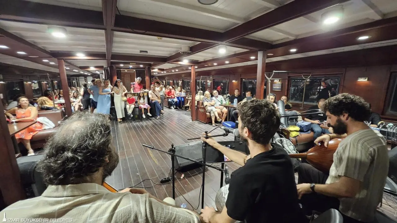 İzmir Büyükşehir Belediyesi iştiraklerinden İZDENİZ'in Tarihi Bergama Vapuru'nda düzenlediği etkinlikler Rembetiko Gecesi ile devam etti. Tarihin ve melodilerin iç içe geçtiği bu özel gecede müzikseverlere rembetiko ezgileri ile keyifli bir akşam yaşattı.