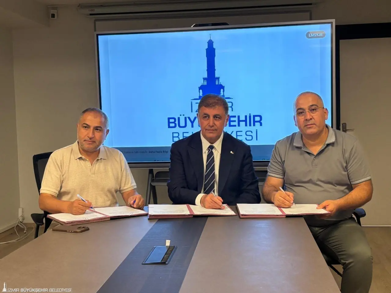 İzmir Büyükşehir Belediyesi iştiraklerinden Grand Plaza ve İztarım AŞ'de toplu sözleşme görüşmeleri sonucunda mutabakat sağlandı. Şirket çalışanlarına 1 Temmuz 2025’ten itibaren geçerli olmak üzere yüzde 30, ikinci altı ay TÜFE +1 oranında zam yapıldı. Başkan Tugay, “Toplu sözleşmemiz emekçi kardeşlerimize ve tüm İzmirlilere hayırlı olsun” dedi.