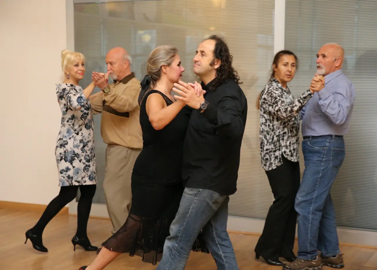 Karşıyaka Belediyesi, Cumhuriyet’in 102. yılına özel, ücretsiz Salon Dansları Kursu başlatıyor. ‘Cumhuriyet’in Adımları’ temasıyla başlayacak kurs sonunda, 29 Ekim Cumhuriyet Bayramı’nda düzenlenecek vals gösterisiyle katılımcılar öğrendiklerini sahneye taşıyacak. Belediye Başkanı Yıldız Ünsal, “Cumhuriyetimizin 102. yılını dansın estetiği, müziğin ritmi ve toplumsal birlik duygusuyla kutlayacağımız salon dansları kursumuza 15 yaş üstü tüm vatandaşlarımızı bekliyoruz” dedi.