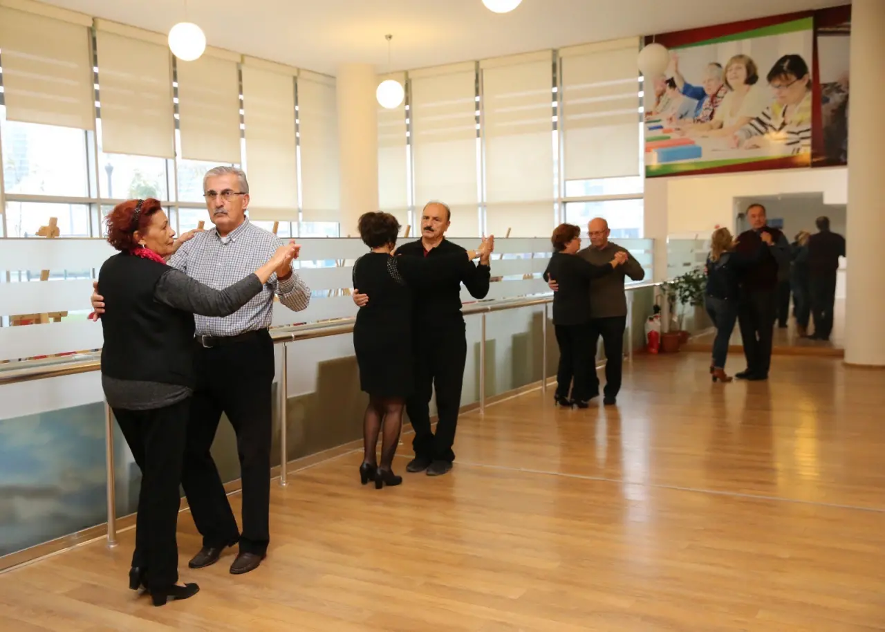 Karşıyaka Belediyesi, Cumhuriyet’in 102. yılına özel, ücretsiz Salon Dansları Kursu başlatıyor. ‘Cumhuriyet’in Adımları’ temasıyla başlayacak kurs sonunda, 29 Ekim Cumhuriyet Bayramı’nda düzenlenecek vals gösterisiyle katılımcılar öğrendiklerini sahneye taşıyacak. Belediye Başkanı Yıldız Ünsal, “Cumhuriyetimizin 102. yılını dansın estetiği, müziğin ritmi ve toplumsal birlik duygusuyla kutlayacağımız salon dansları kursumuza 15 yaş üstü tüm vatandaşlarımızı bekliyoruz” dedi.