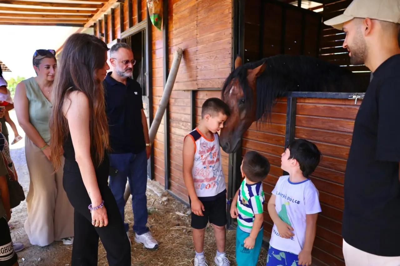 Başkan Denizli, “Özel gereksinimli çocuklarımızın sosyal yaşama katılımını çok önemsiyoruz. Geçirdiğimiz bu eğlenceli gün hem çocuklarımız için hem de engelsiz sosyal olanakların çoğaltılmasına dair anlayışa dikkat çektiğinden tüm toplumumuz için çok kıymetli.” dedi.
