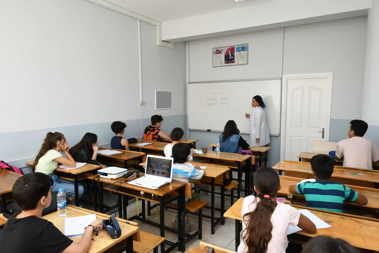 Sosyal Belediyecilik anlayışıyla hareket eden Karabağlar Belediyesi, gençlerin geleceğini güvence altına alacak projeleri hayata geçirmeye devam ediyor. Belediye bünyesinde kurulan ve her yıl binlerce gence ücretsiz eğitim desteği sağlayan Karabağlar Belediyesi Sosyal Etkinlik Merkezi (KARBEM), Liselere Geçiş Sistemi (LGS) yerleştirme sonuçlarında bu yıl da büyük bir başarıya imza attı.