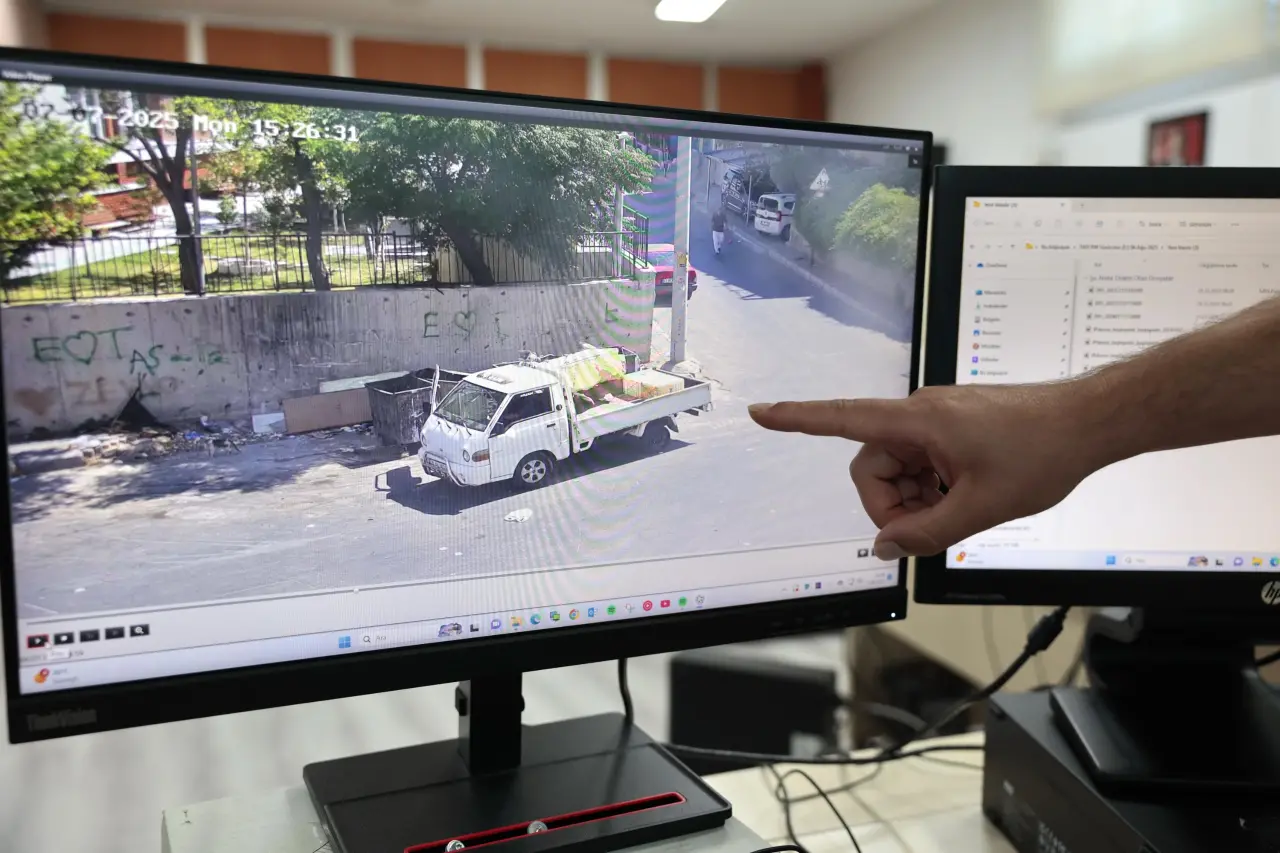 Konak’ta, başta moloz ve kullanılmayan ev eşyaları olmak üzere çeşitli atıkların uygunsuz alanlara bırakılmasıyla oluşan çevre kirliliğine karşı mücadele sürüyor. Farklı noktalara yerleştirilen kameralar sayesinde kaçak döküm yaptığı tespit edilen kişilere 2025 yılı içerisinde 3 milyon 46 bin TL ceza kesildi. “Temiz bir çevre, ortak sorumluluğumuz” diyen Başkan Mutlu, vatandaşlara ortak mücadele çağrısı yaptı.