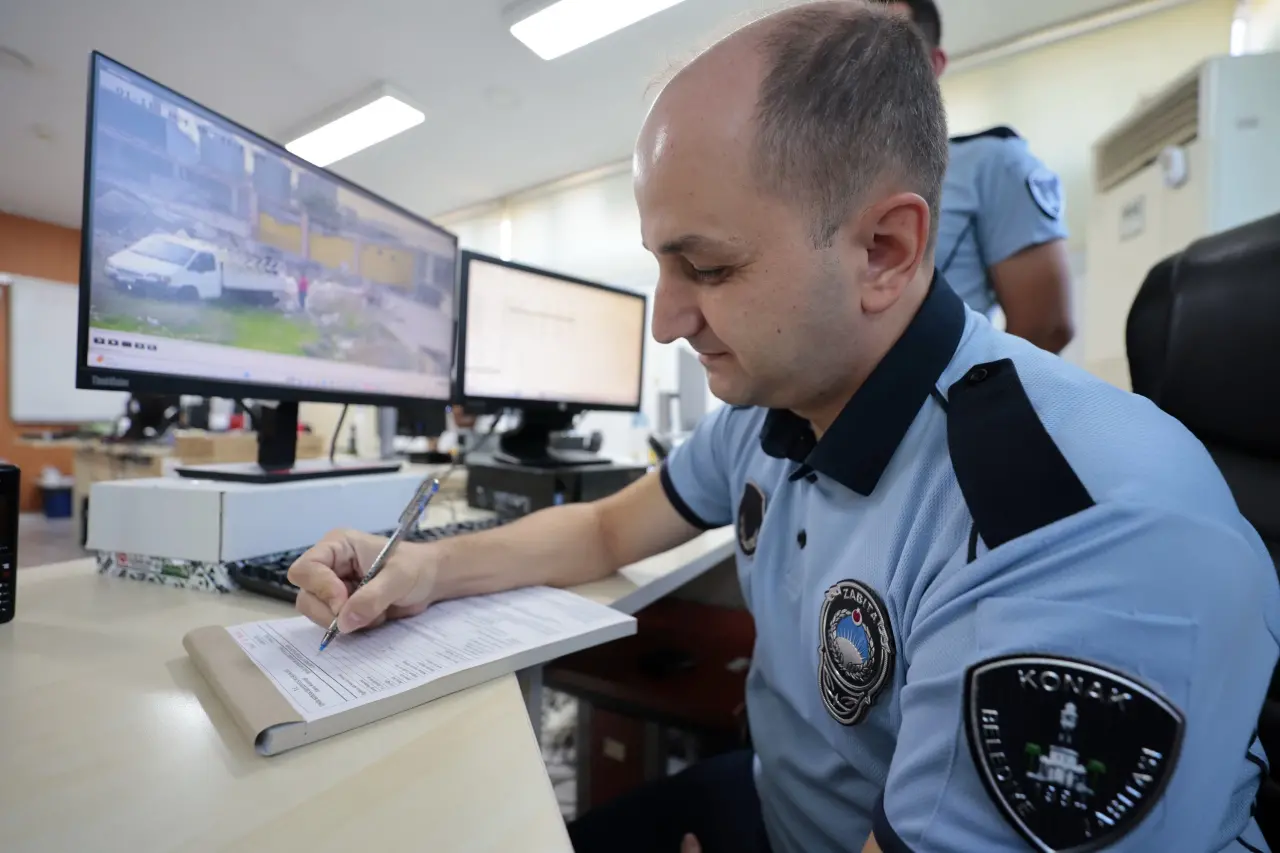 Konak’ta, başta moloz ve kullanılmayan ev eşyaları olmak üzere çeşitli atıkların uygunsuz alanlara bırakılmasıyla oluşan çevre kirliliğine karşı mücadele sürüyor. Farklı noktalara yerleştirilen kameralar sayesinde kaçak döküm yaptığı tespit edilen kişilere 2025 yılı içerisinde 3 milyon 46 bin TL ceza kesildi. “Temiz bir çevre, ortak sorumluluğumuz” diyen Başkan Mutlu, vatandaşlara ortak mücadele çağrısı yaptı.