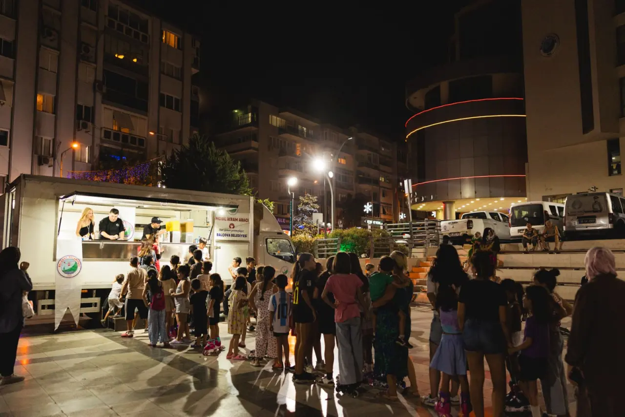Balçova Belediye Başkanı Onur Yiğit, çocuklara yaz tatilinde limonata ve kurabiye ikram ederek serinleme sürprizi yaptı. 