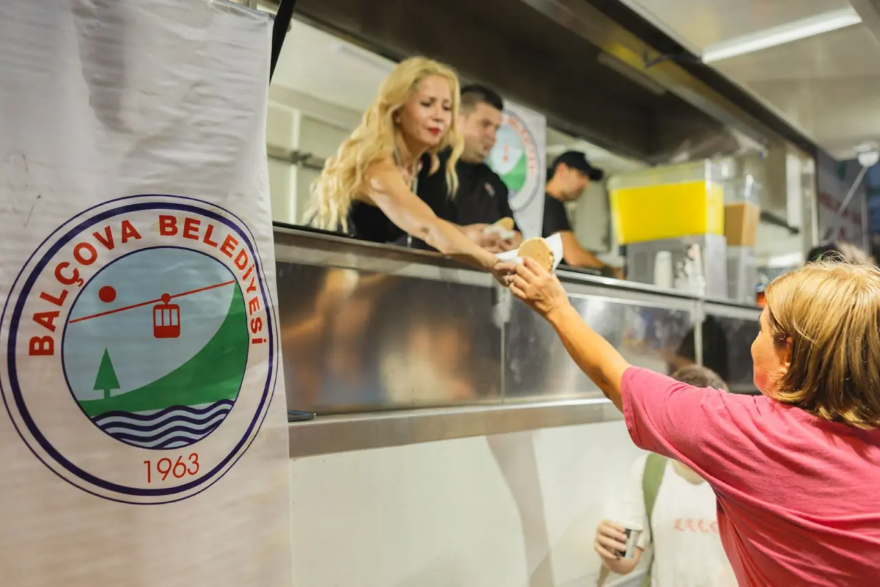 Balçova Belediye Başkanı Onur Yiğit, çocuklara yaz tatilinde limonata ve kurabiye ikram ederek serinleme sürprizi yaptı. 