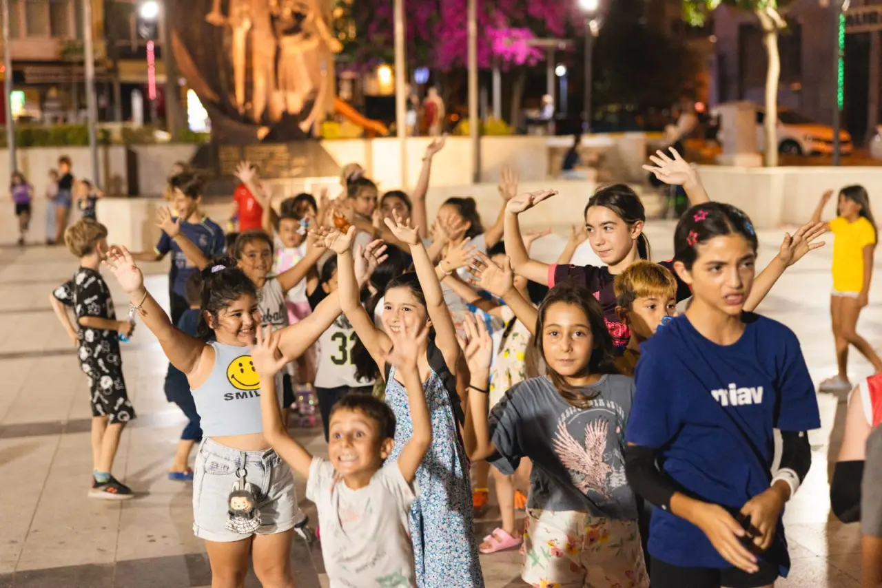 Balçova Belediye Başkanı Onur Yiğit, çocuklara yaz tatilinde limonata ve kurabiye ikram ederek serinleme sürprizi yaptı. 