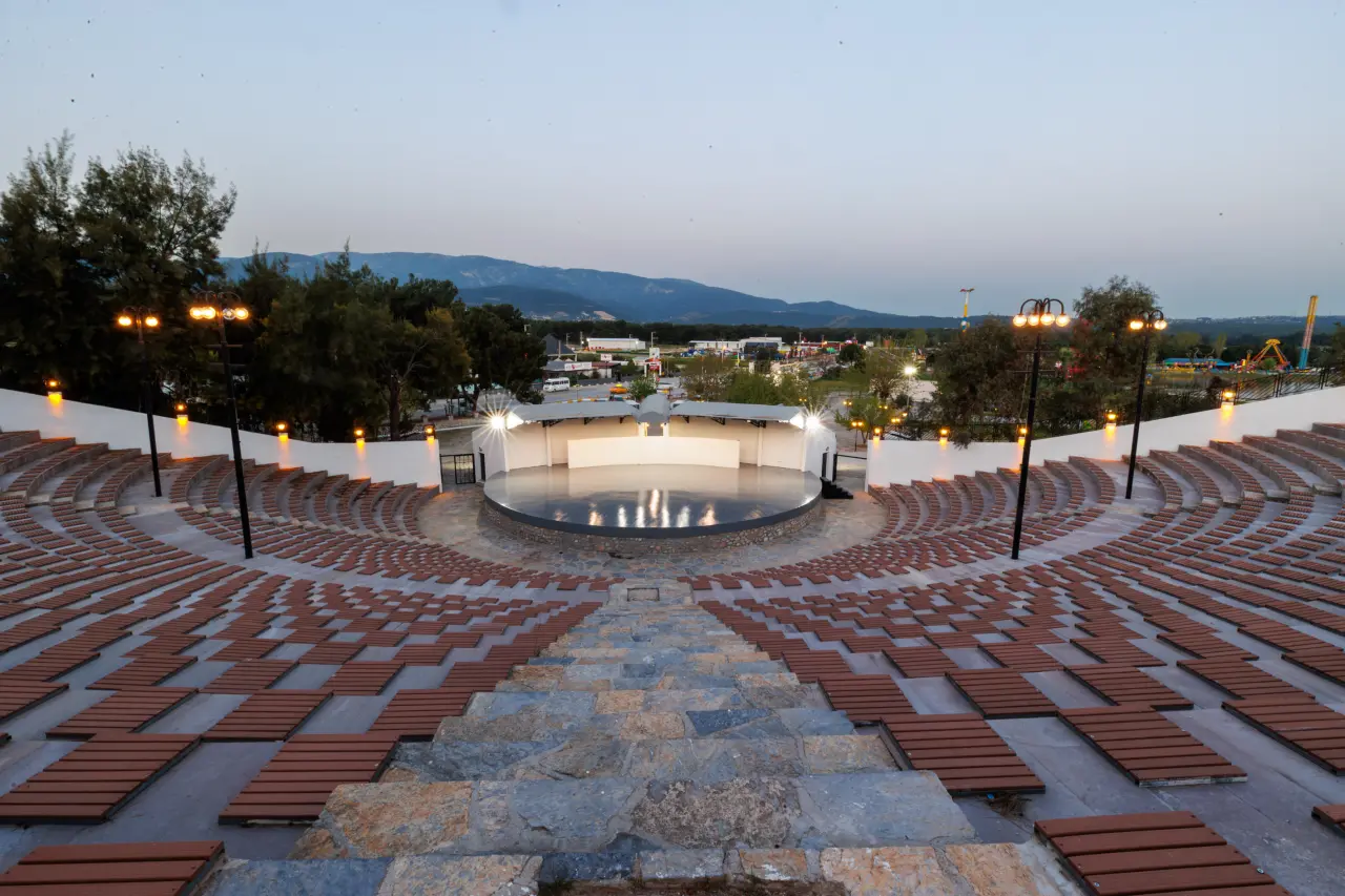 Buca Belediyesi Zeki & Metin Amfi Tiyatro yıllar sonra Süheyl & Behzat Uygur kardeşlerin “Hey Gidi Günler” adlı interaktif komedisi ile 9 Ağustos gecesi kapılarını sanatseverlere açıyor. Buca Belediye Başkanı Görkem Duman, Buca’da yeni bir dönemin başlangıcı olacak bu özel geceye tüm vatandaşları davet etti.