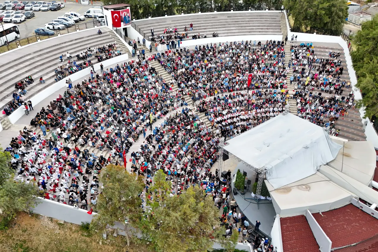 Buca Belediyesi Zeki & Metin Amfi Tiyatro yıllar sonra Süheyl & Behzat Uygur kardeşlerin “Hey Gidi Günler” adlı interaktif komedisi ile 9 Ağustos gecesi kapılarını sanatseverlere açıyor. Buca Belediye Başkanı Görkem Duman, Buca’da yeni bir dönemin başlangıcı olacak bu özel geceye tüm vatandaşları davet etti.