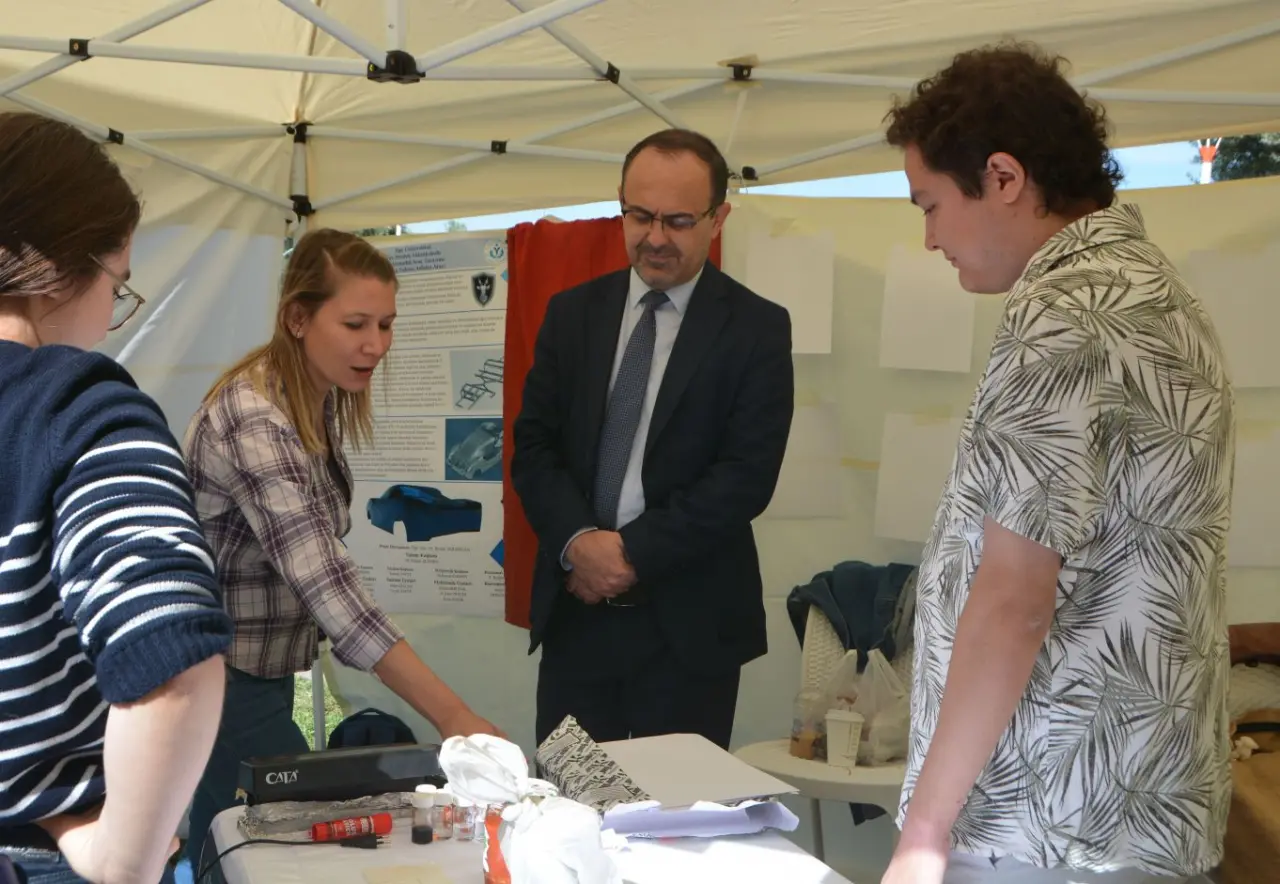 Yükseköğretim Kurumları Sınavının ardından hayallerini gerçeğe dönüştürmek isteyen öğrenciler, kendilerini mutlu edecek bölümleri seçmeye başladı. Temel bilimler alanında Türkiye’nin köklü fakültelerinden birisi olan Ege Üniversitesi Fen Fakültesi; güçlü akademik kadrosu, donanımlı uygulama, araştırma ve laboratuvar altyapısı ile yeni öğrencilerini bekliyor.