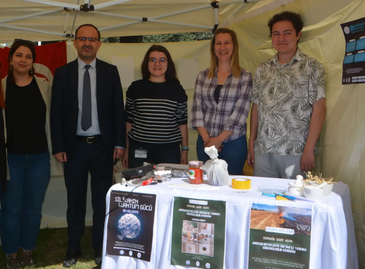 Yükseköğretim Kurumları Sınavının ardından hayallerini gerçeğe dönüştürmek isteyen öğrenciler, kendilerini mutlu edecek bölümleri seçmeye başladı. Temel bilimler alanında Türkiye’nin köklü fakültelerinden birisi olan Ege Üniversitesi Fen Fakültesi; güçlü akademik kadrosu, donanımlı uygulama, araştırma ve laboratuvar altyapısı ile yeni öğrencilerini bekliyor.