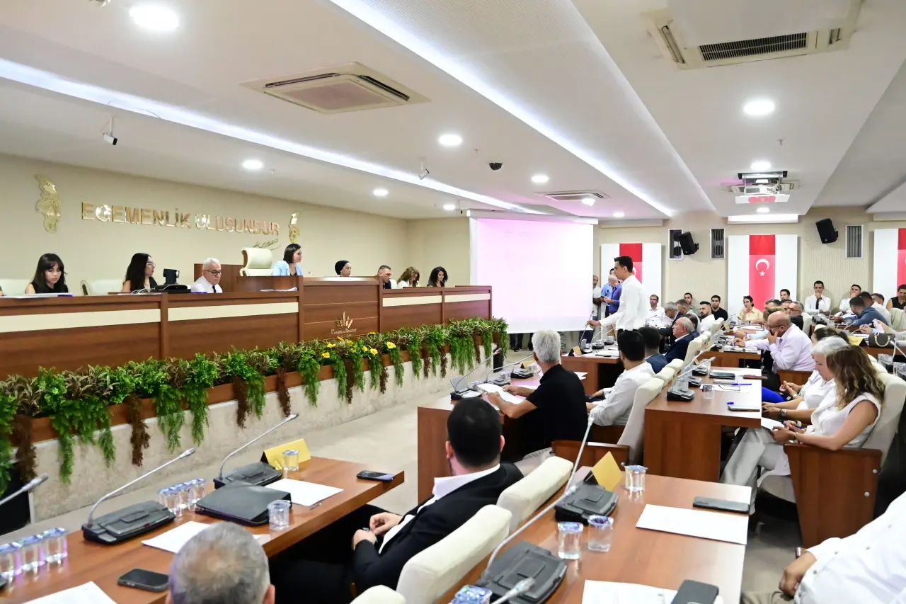 Karabağlar Belediyesi Ağustos Ayı Meclis Toplantısı’nın birinci oturumu, Belediye Başkanı Helil Kınay başkanlığında gerçekleştirildi. Toplantıda, belediyenin eğitime yönelik destekleri kamuoyuyla paylaşıldı.