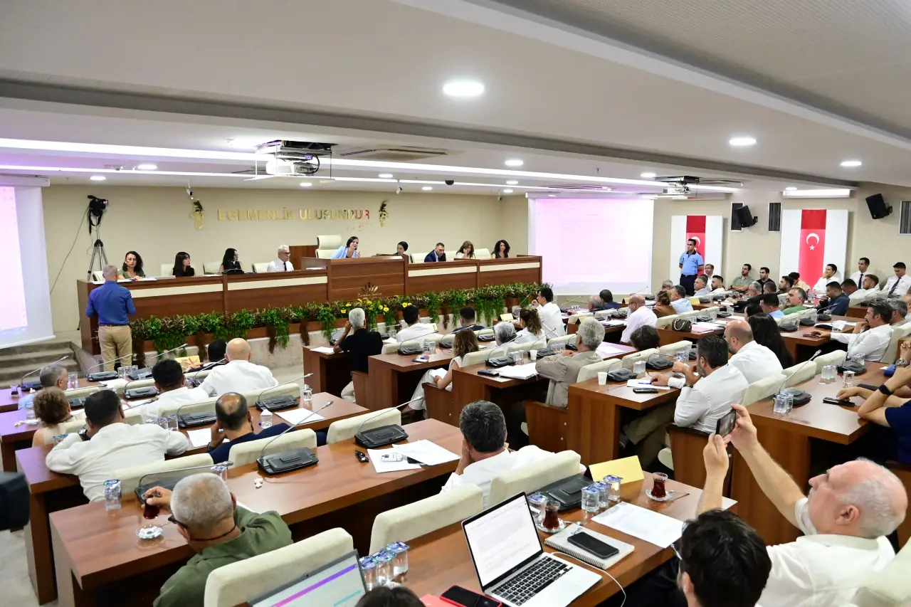 Karabağlar Belediyesi Ağustos Ayı Meclis Toplantısı’nın birinci oturumu, Belediye Başkanı Helil Kınay başkanlığında gerçekleştirildi. Toplantıda, belediyenin eğitime yönelik destekleri kamuoyuyla paylaşıldı.
