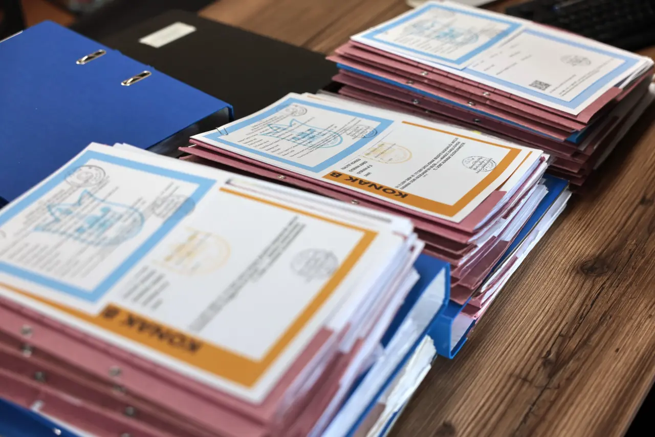 Konak Belediyesi’nde bu yılın ilk yarısında ruhsatlandırılan işyerleri, geçtiğimiz beş yılın en yüksek sayısına ulaşarak rekora imza attı. Bu sayı, son beş yılda en fazla 2022’de 860 iken 2025’in ilk yarısında 942 adet işyeri ruhsat aldı.