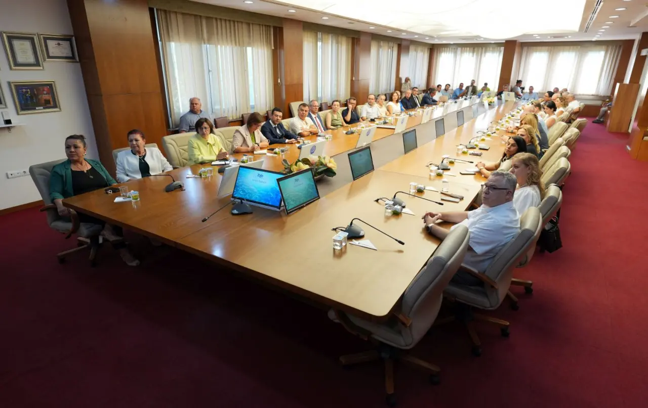 Ege Üniversitesi Senatosu’na konuk olan Çalışma ve Sosyal Güvenlik Bakanlığı Mesleki Yeterlilik Kurumu Başkanı Dr. Mustafa Necmi İlhan, “Türkiye Yeterlilikler Çerçevesi ve Geleceğin Meslekleri” konulu bir sunum yaptı.