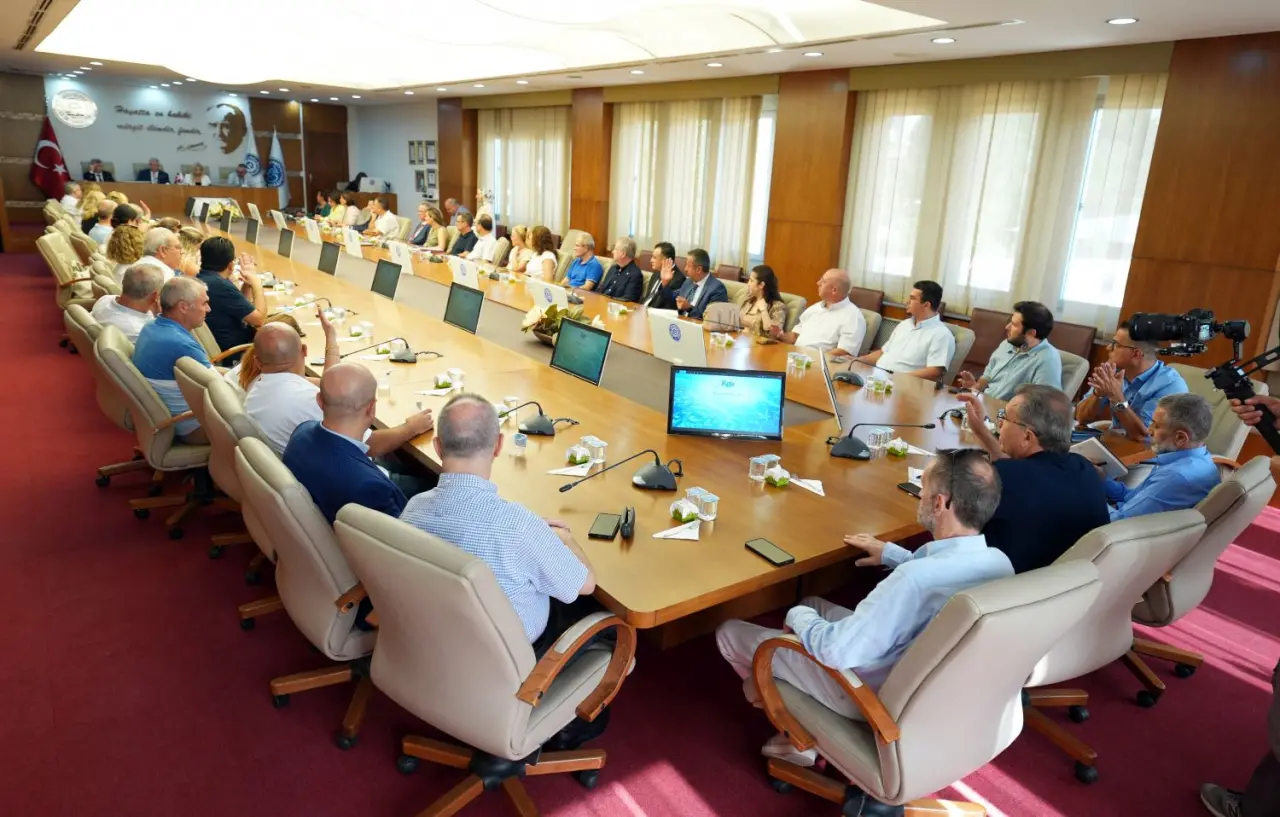 Ege Üniversitesi Senatosu’na konuk olan Çalışma ve Sosyal Güvenlik Bakanlığı Mesleki Yeterlilik Kurumu Başkanı Dr. Mustafa Necmi İlhan, “Türkiye Yeterlilikler Çerçevesi ve Geleceğin Meslekleri” konulu bir sunum yaptı.