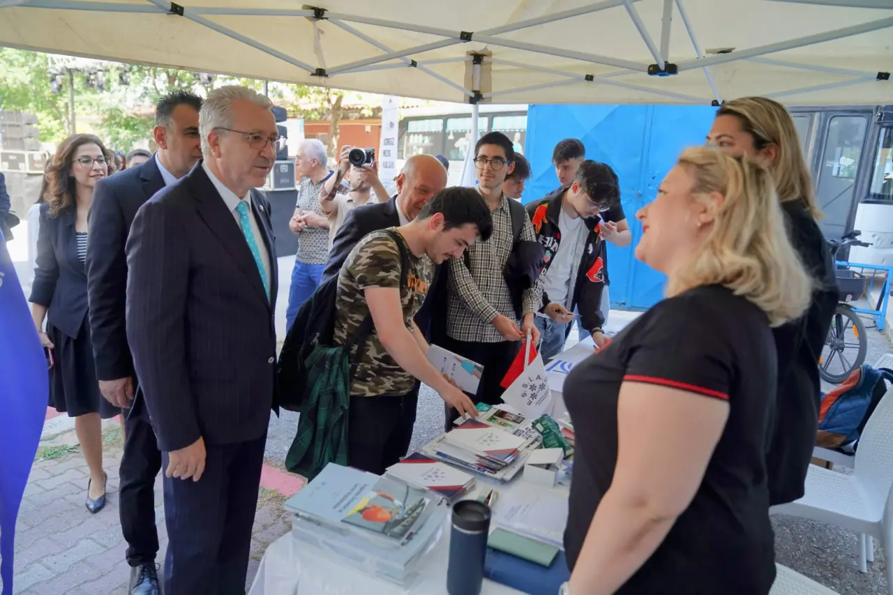 Yükseköğretim Kurumları Sınavının ardından başarılı öğrencileri tatlı bir meslek seçimi telaşı aldı. Eğitim öğretim hayatına1984 yılında başlayan Ege Üniversitesi Ege Meslek Yüksekokulu, güçlü akademik kadrosu ve yenilikçi programları ile yeni öğrencilerini bekliyor.