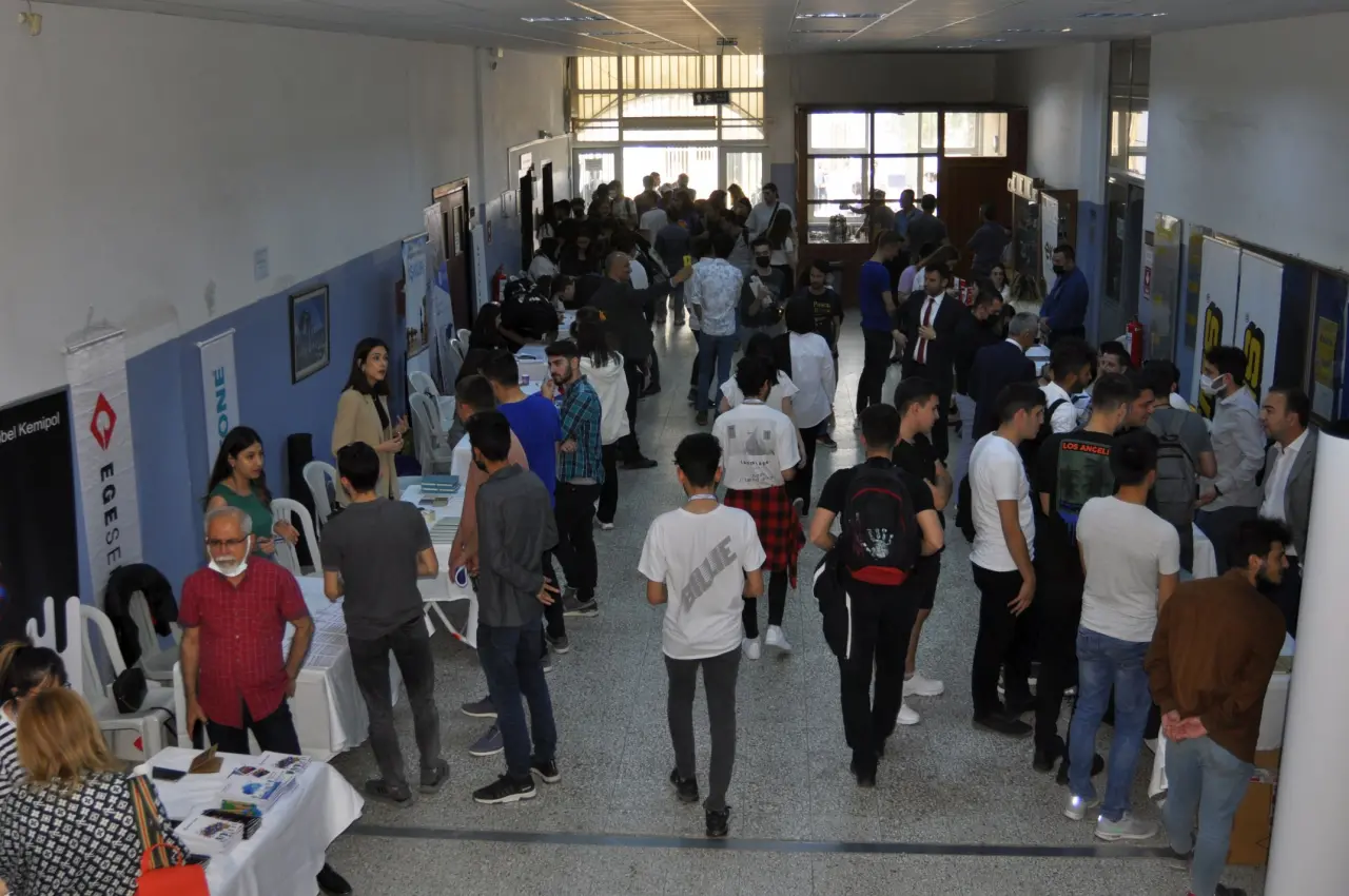 Yükseköğretim Kurumları Sınavının ardından başarılı öğrencileri tatlı bir meslek seçimi telaşı aldı. Eğitim öğretim hayatına1984 yılında başlayan Ege Üniversitesi Ege Meslek Yüksekokulu, güçlü akademik kadrosu ve yenilikçi programları ile yeni öğrencilerini bekliyor.