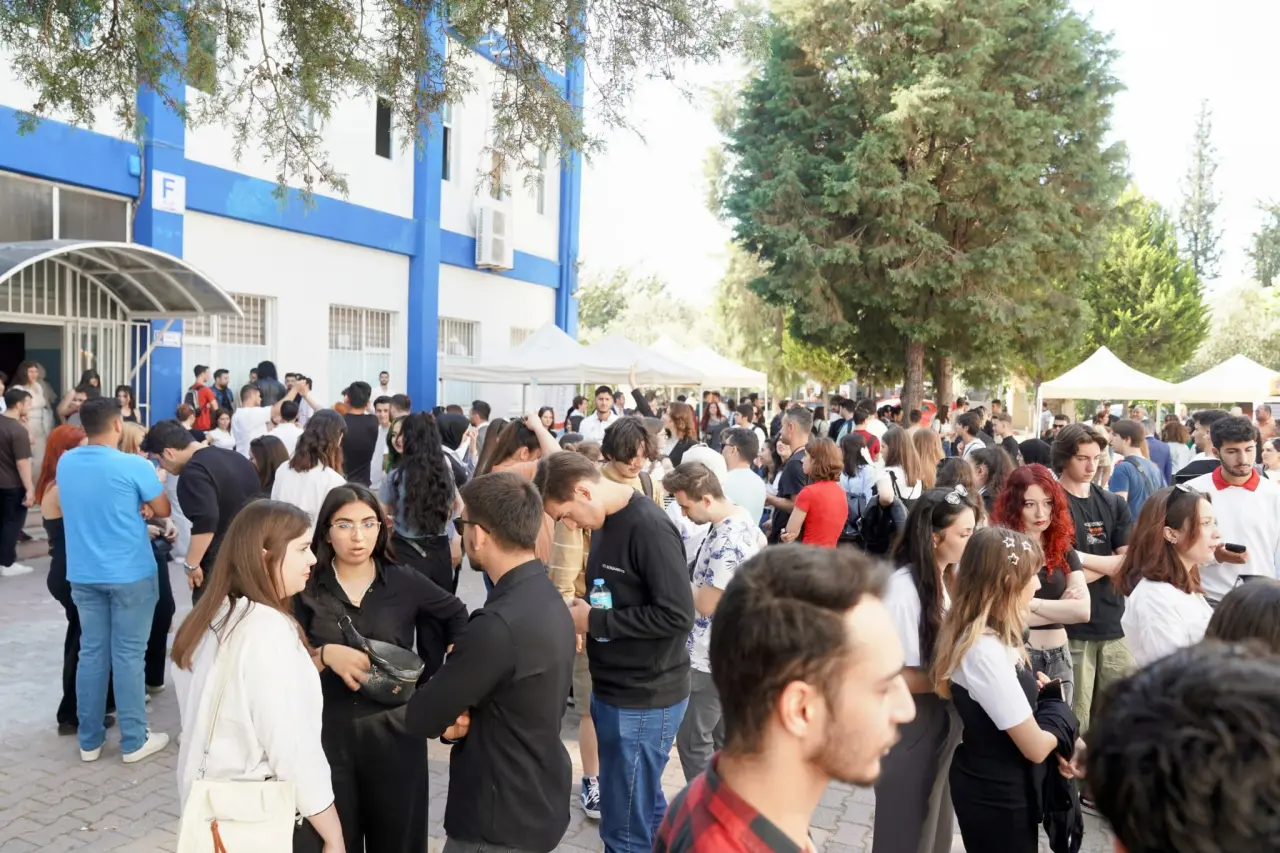 Yükseköğretim Kurumları Sınavının ardından başarılı öğrencileri tatlı bir meslek seçimi telaşı aldı. Eğitim öğretim hayatına1984 yılında başlayan Ege Üniversitesi Ege Meslek Yüksekokulu, güçlü akademik kadrosu ve yenilikçi programları ile yeni öğrencilerini bekliyor.