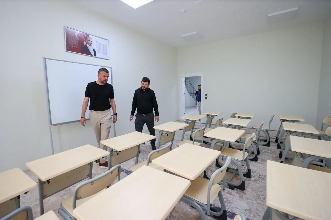 Buca Belediyesi, yeni eğitim teknolojileri ve güçlü eğitim kadrosu ile öğrencilerin hayallerine giden yolda en büyük destekçisi olacak Edip Akbayram Eğitim Merkezi’ni hizmete açıyor. Buca Belediye Başkanı Mimar Görkem Duman, “Edip Akbayram ismini, cumhuriyeti emanet ettiğimiz gençlerimizin eğitim alacağı bir kurumda yaşatacak olmak bizim için çok özel bir anlam taşıyor” dedi.