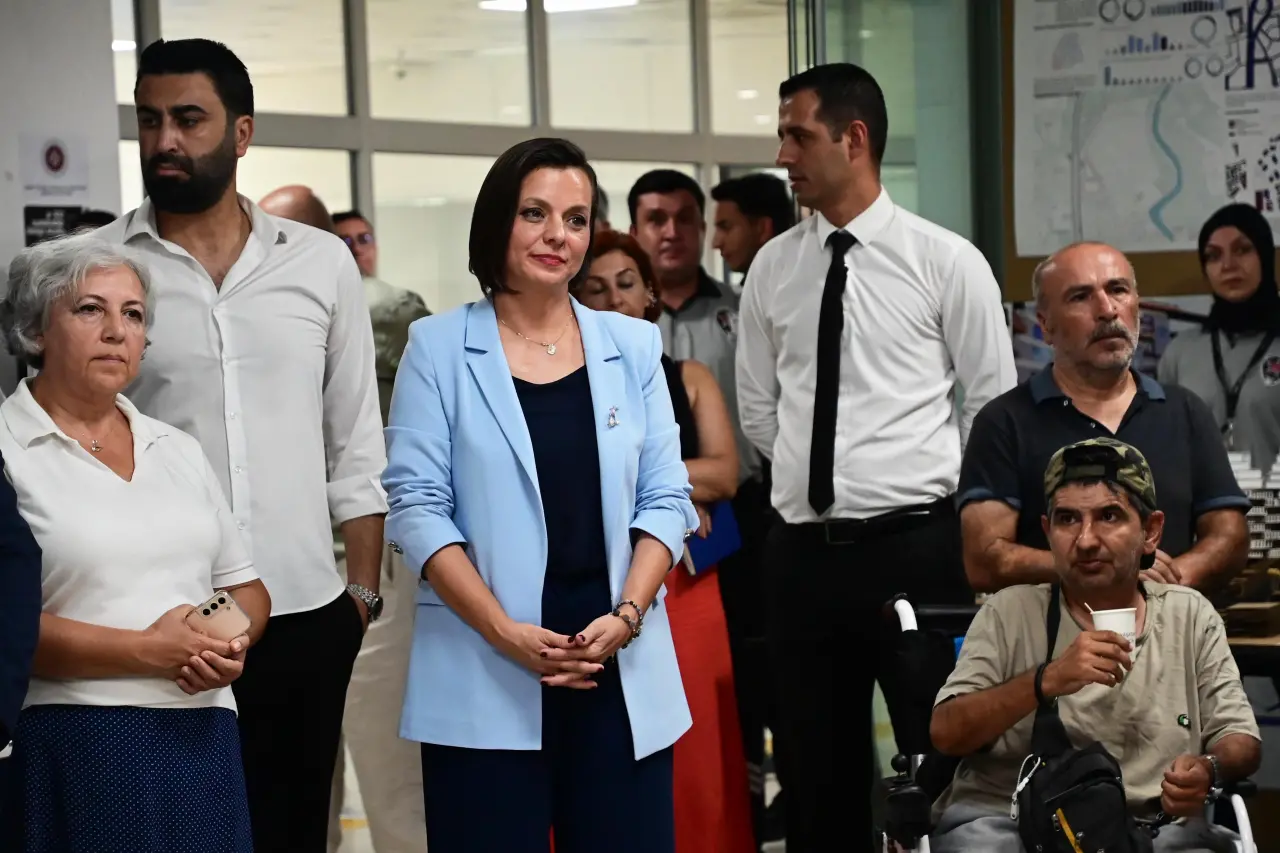 Karabağlar Belediyesi ve İzmir Yüksek Teknoloji Enstitüsü (İYTE) Mimarlık Bölümü işbirliğiyle hazırlanan “Kentsel Dönüşüm Alanında Sürdürülebilir Tasarımlar” sergisi, Karabağlar Belediyesi Ana Hizmet Binası’nda ziyarete açıldı. Serginin açılışında konuşan Başkan Kınay, “İlçede gerçekleştireceğimiz dönüşüm çalışmalarıyla Karabağlar’ı daha yaşanabilir daha güzel bir kent haline getireceğiz” dedi