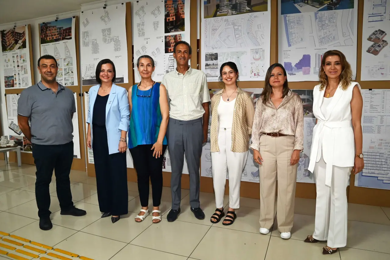 Karabağlar Belediyesi ve İzmir Yüksek Teknoloji Enstitüsü (İYTE) Mimarlık Bölümü işbirliğiyle hazırlanan “Kentsel Dönüşüm Alanında Sürdürülebilir Tasarımlar” sergisi, Karabağlar Belediyesi Ana Hizmet Binası’nda ziyarete açıldı. Serginin açılışında konuşan Başkan Kınay, “İlçede gerçekleştireceğimiz dönüşüm çalışmalarıyla Karabağlar’ı daha yaşanabilir daha güzel bir kent haline getireceğiz” dedi