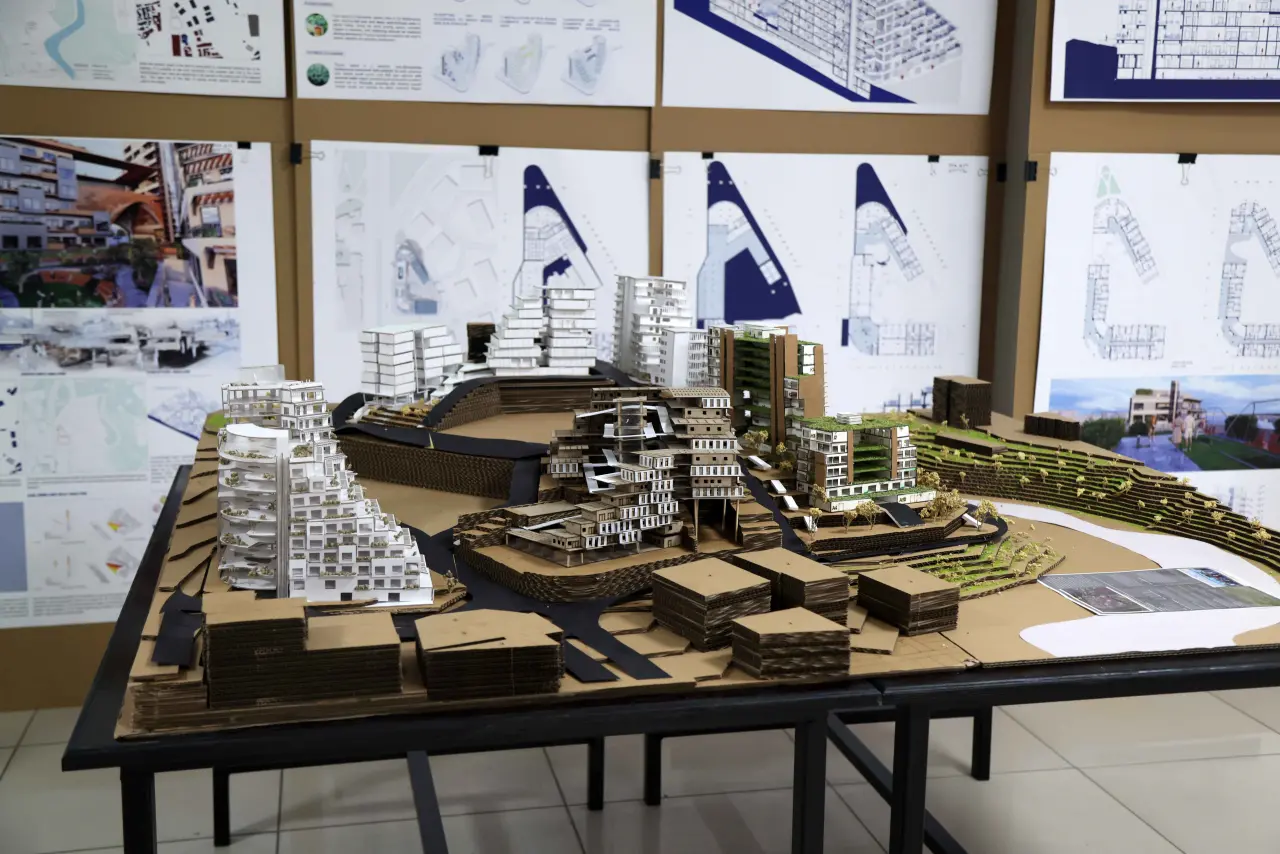 Karabağlar Belediyesi ve İzmir Yüksek Teknoloji Enstitüsü (İYTE) Mimarlık Bölümü işbirliğiyle hazırlanan “Kentsel Dönüşüm Alanında Sürdürülebilir Tasarımlar” sergisi, Karabağlar Belediyesi Ana Hizmet Binası’nda ziyarete açıldı. Serginin açılışında konuşan Başkan Kınay, “İlçede gerçekleştireceğimiz dönüşüm çalışmalarıyla Karabağlar’ı daha yaşanabilir daha güzel bir kent haline getireceğiz” dedi