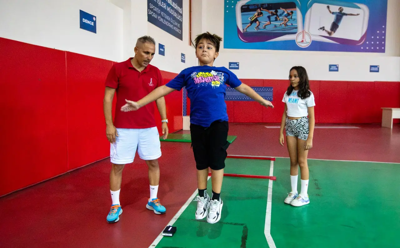 Karşıyaka Belediyesi, Sportif Yetenek Ölçüm ve Spora Yönlendirme Merkezi ile ilçedeki çocukların sportif gelişimine katkı sunmaya devam ediyor. Merkezde ücretsiz olarak bilimsel testler uygulanıyor, katılımcılar becerileri doğrultusunda başarı potansiyelleri en yüksek olan spor branşlarına yönlendiriliyor. Belediye Başkanı Yıldız Ünsal, “Çocuklarımızın erken yaşta doğru branşlara yönlendirilmesi için çalışmaya ve destek olmaya devam edeceğiz” dedi.