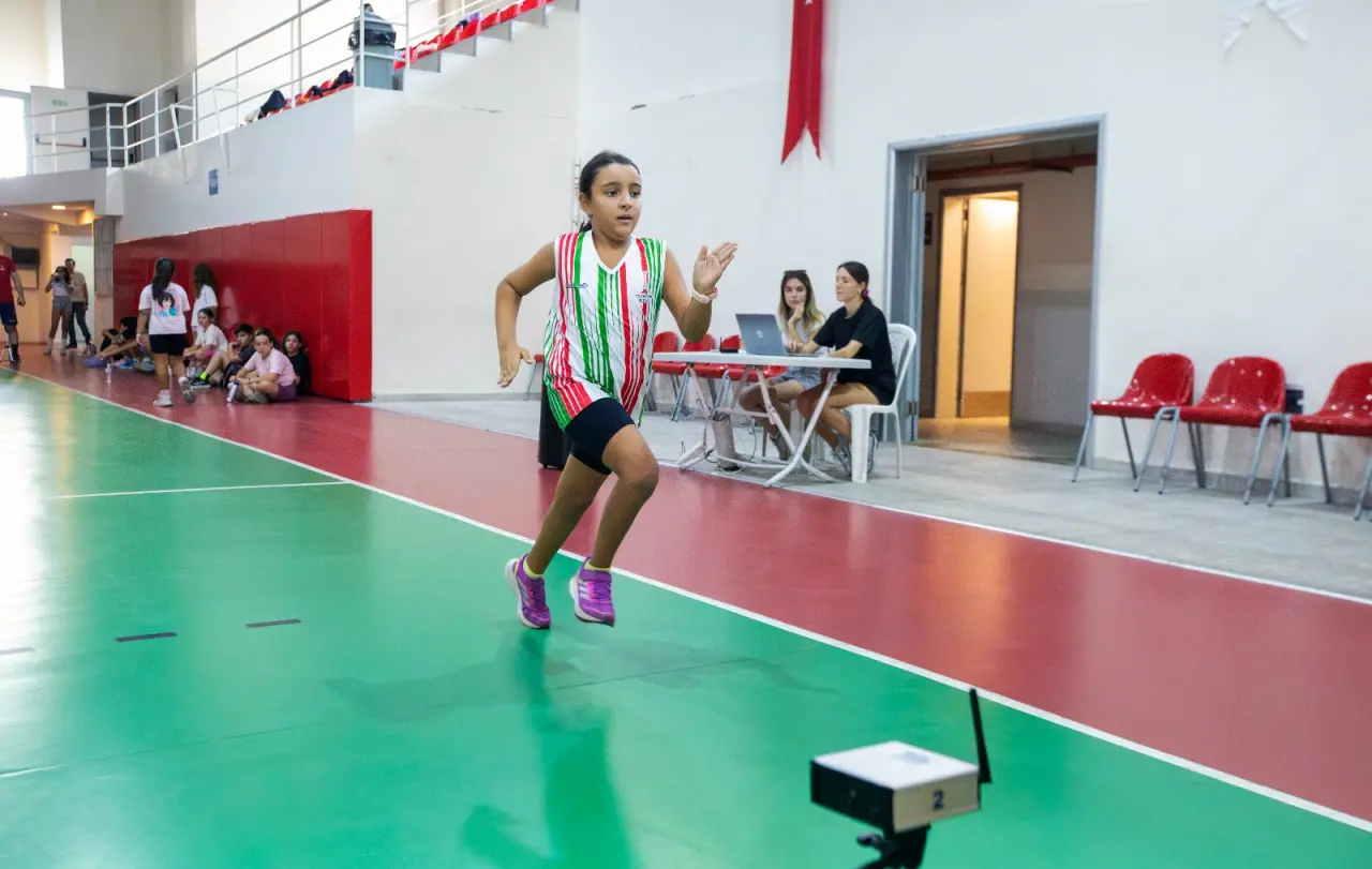 Karşıyaka Belediyesi, Sportif Yetenek Ölçüm ve Spora Yönlendirme Merkezi ile ilçedeki çocukların sportif gelişimine katkı sunmaya devam ediyor. Merkezde ücretsiz olarak bilimsel testler uygulanıyor, katılımcılar becerileri doğrultusunda başarı potansiyelleri en yüksek olan spor branşlarına yönlendiriliyor. Belediye Başkanı Yıldız Ünsal, “Çocuklarımızın erken yaşta doğru branşlara yönlendirilmesi için çalışmaya ve destek olmaya devam edeceğiz” dedi.