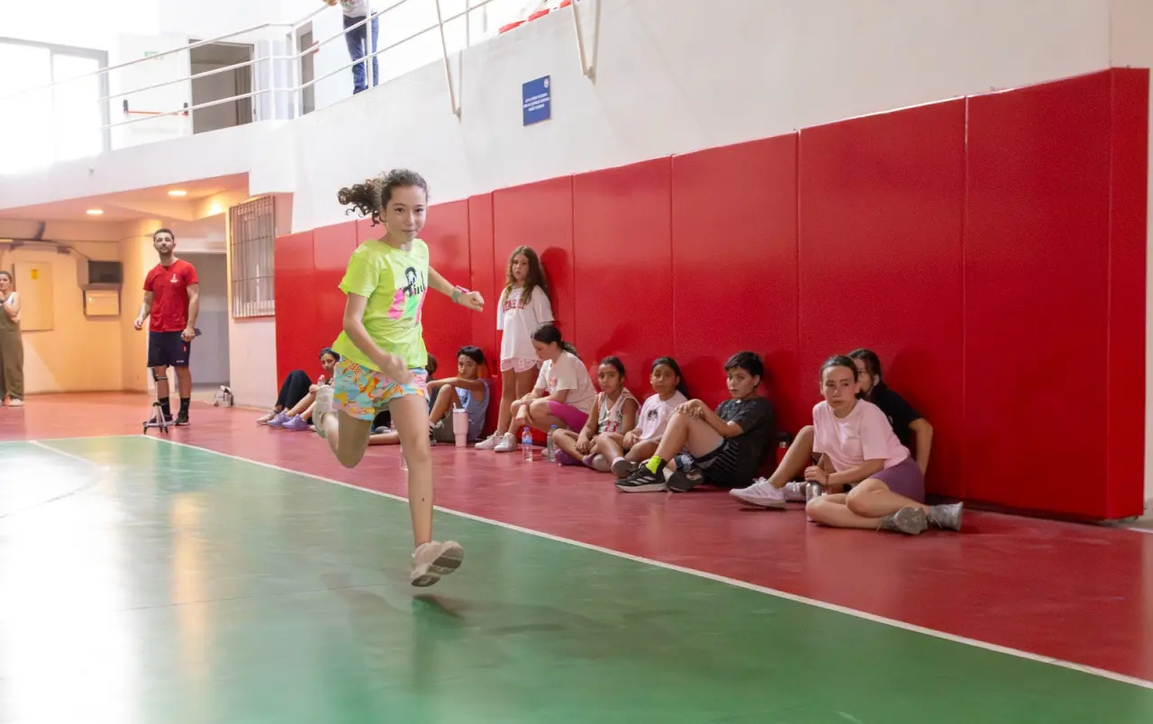 Karşıyaka Belediyesi, Sportif Yetenek Ölçüm ve Spora Yönlendirme Merkezi ile ilçedeki çocukların sportif gelişimine katkı sunmaya devam ediyor. Merkezde ücretsiz olarak bilimsel testler uygulanıyor, katılımcılar becerileri doğrultusunda başarı potansiyelleri en yüksek olan spor branşlarına yönlendiriliyor. Belediye Başkanı Yıldız Ünsal, “Çocuklarımızın erken yaşta doğru branşlara yönlendirilmesi için çalışmaya ve destek olmaya devam edeceğiz” dedi.