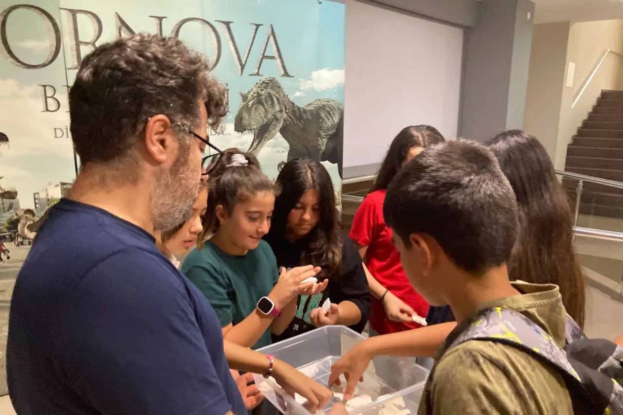 Bornova Belediyesi, Her Yer Çocuk Derneği, Bornova Kent Konseyi ve Kızılay Mahalle Muhtarlığı iş birliğiyle düzenlenen etkinlikte çocuklar, Bornova Belediyesi Mevlana Toplum ve Bilim Merkezi’nde bilim dolu bir gün geçirdi.