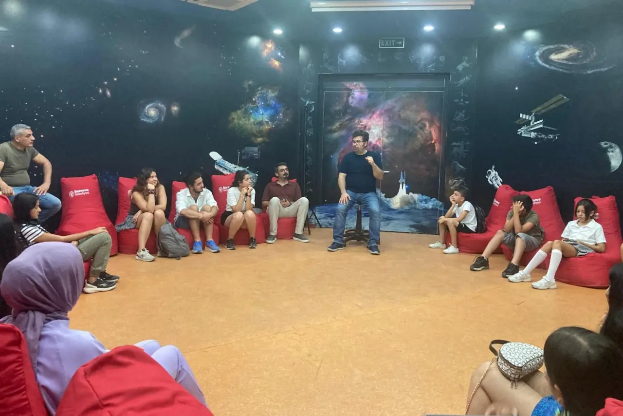 Bornova Belediyesi, Her Yer Çocuk Derneği, Bornova Kent Konseyi ve Kızılay Mahalle Muhtarlığı iş birliğiyle düzenlenen etkinlikte çocuklar, Bornova Belediyesi Mevlana Toplum ve Bilim Merkezi’nde bilim dolu bir gün geçirdi.